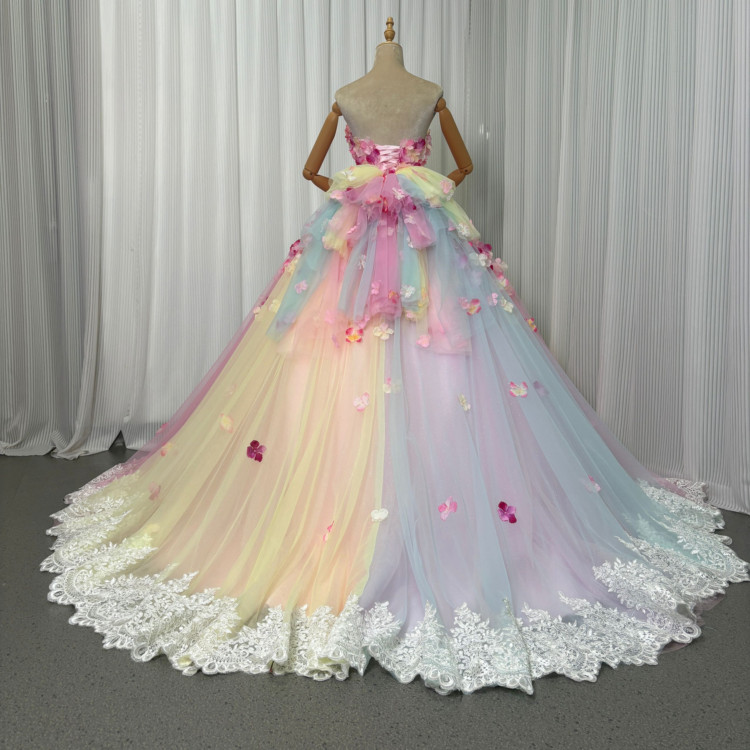 カラードレス レインボー 花モチーフ キラキラチュール 立体レース刺繍 裾に繊細レースをあしらった 結婚式