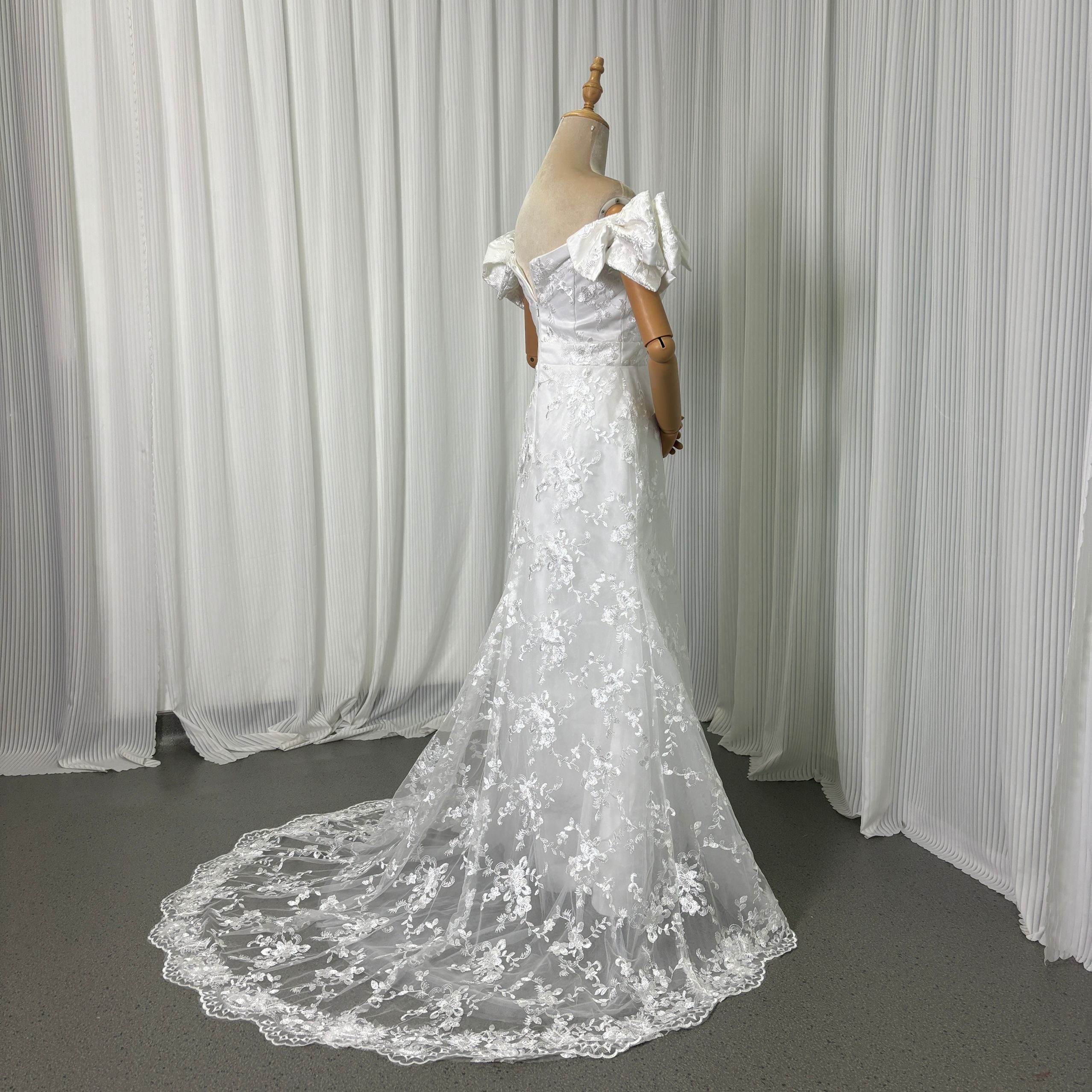 ウェディングドレス 姫袖 オフショルダー 贅沢な総レース 優雅なシルエット ファスナー 結婚式/披露宴