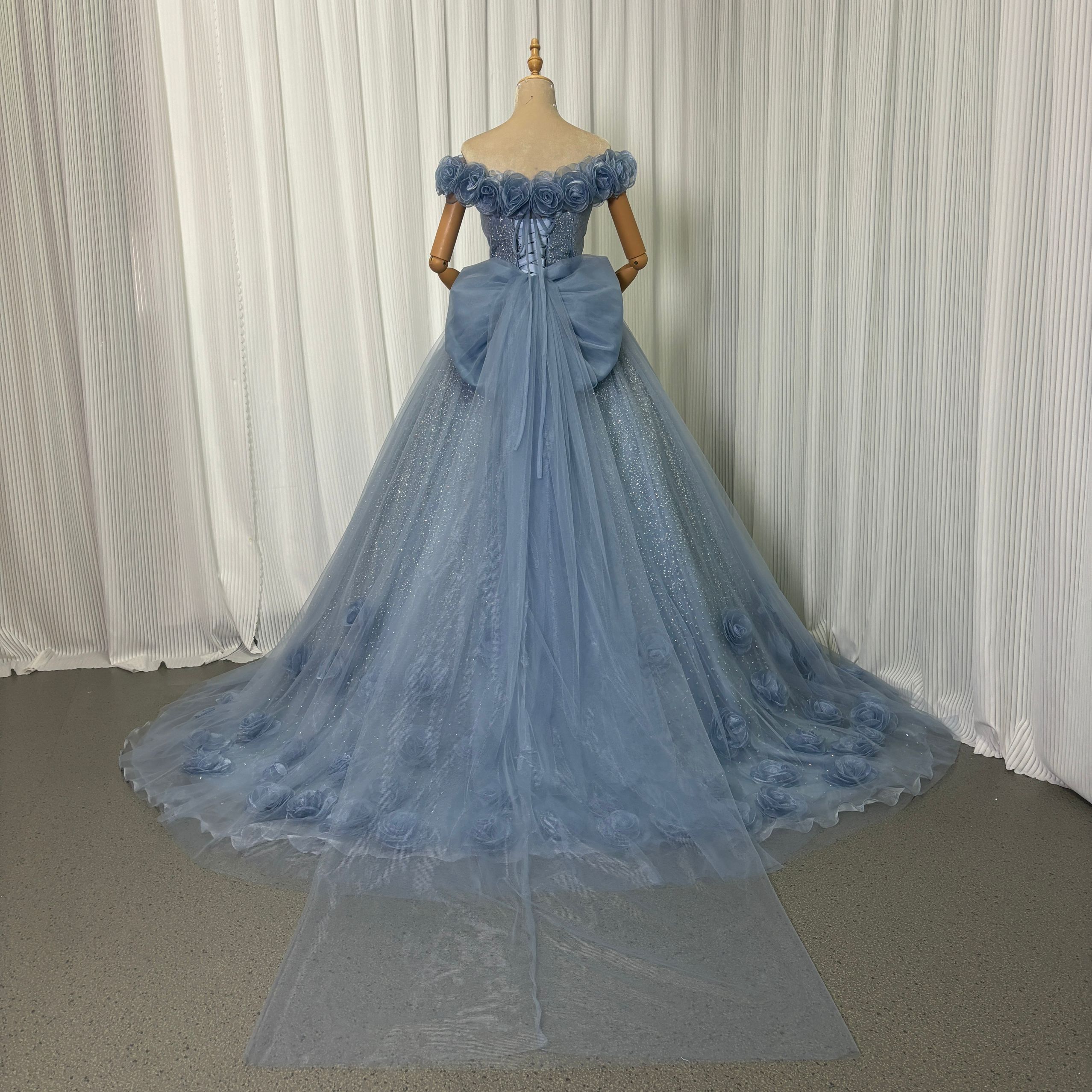 カラードレス ブルーグレー オフショルダー キラキラドレス バラトレーン 編み上げ リボン 結婚式 花嫁