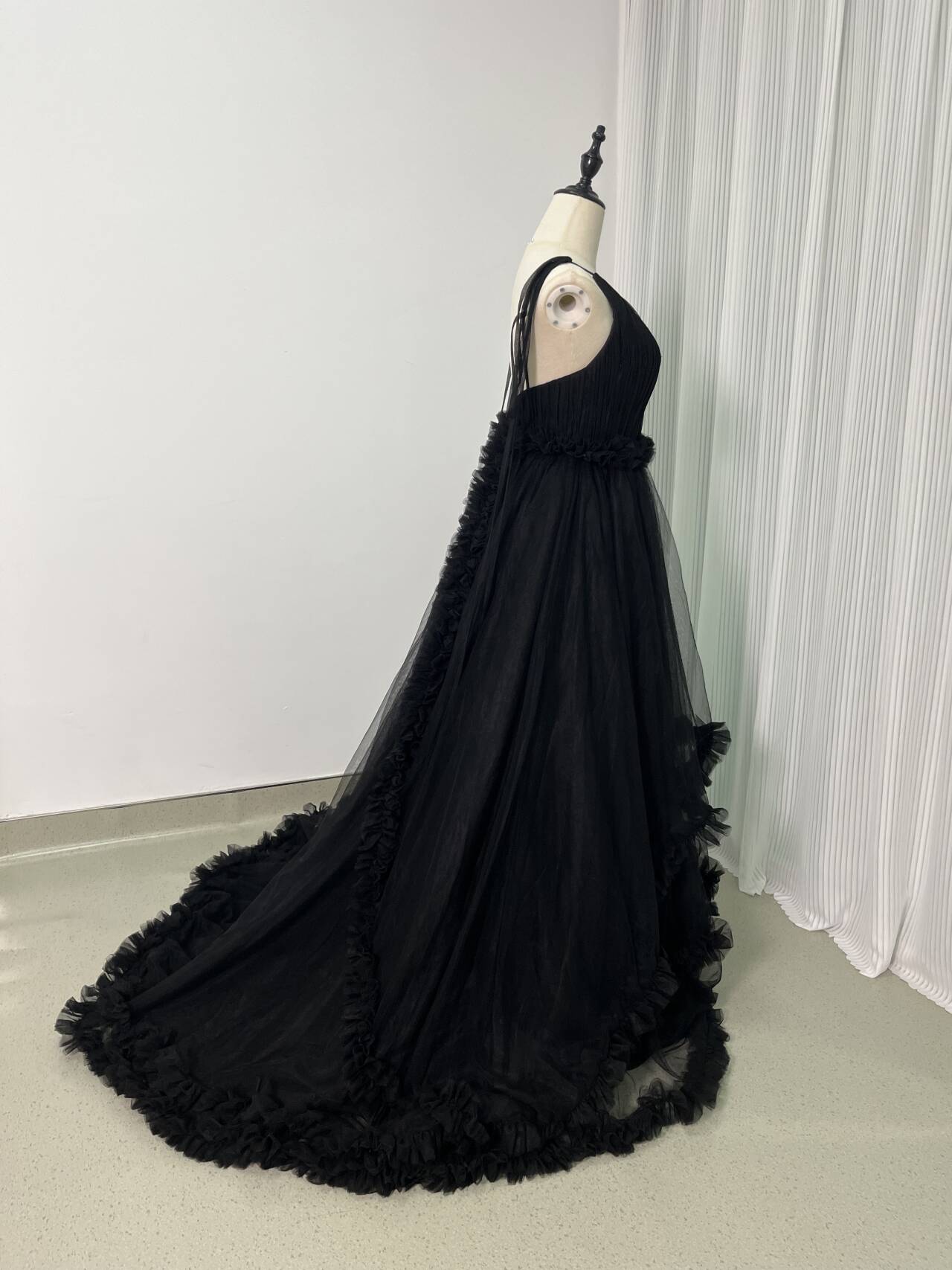 パーティードレス デザイン感 ブラック キャミソール ラッフルフリル ソフトチュール Vネック 背中見せ 拳式