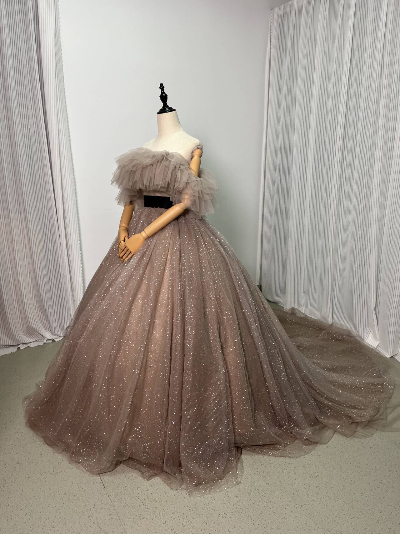 華やか カラードレス カーキ色 取り外しオフショルダー キラキラチュール ベルト 編み上げ 結婚式/披露宴