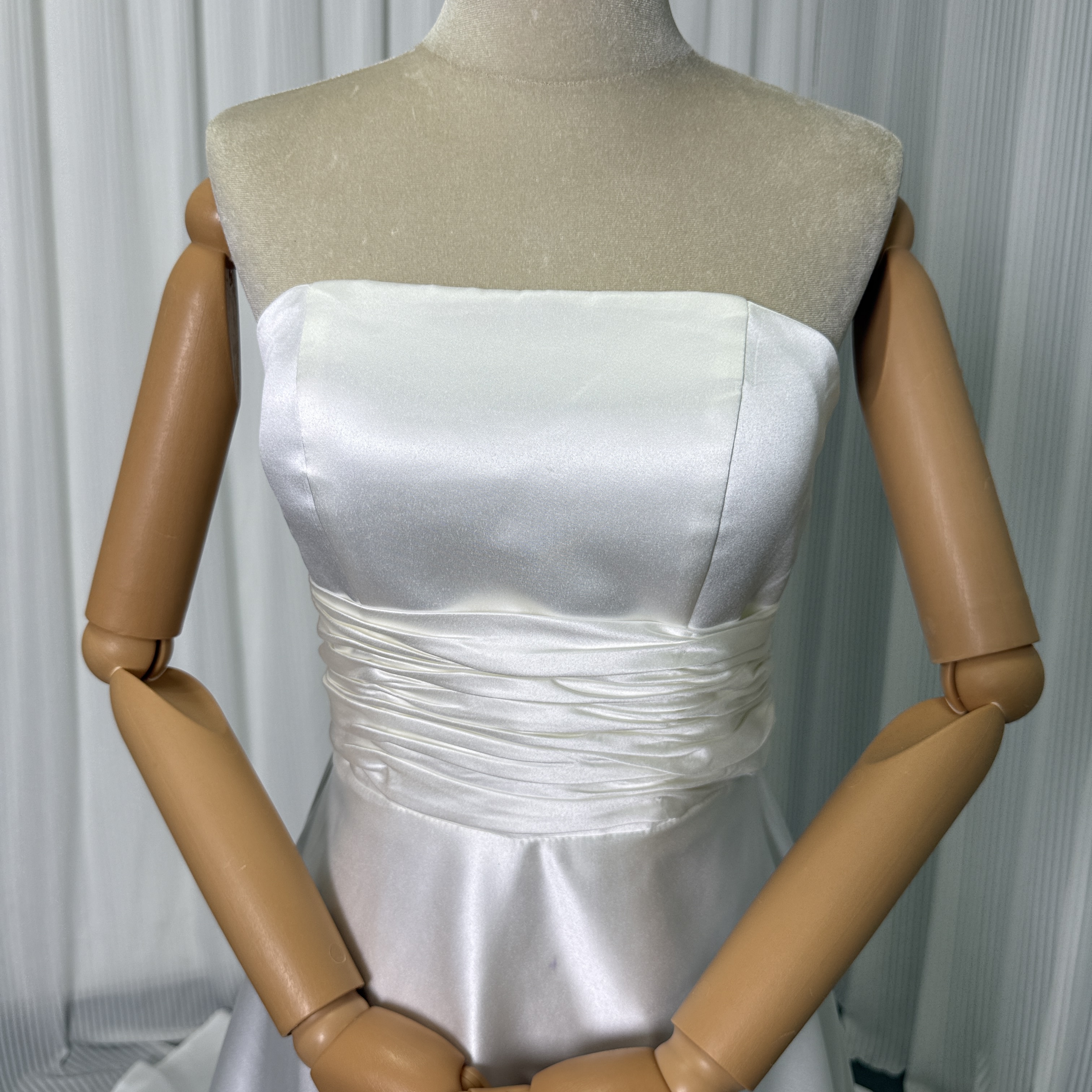 ウェディングドレス ベアトップ 豪華なバックリボン ロングトレーン 光沢サテン 結婚式