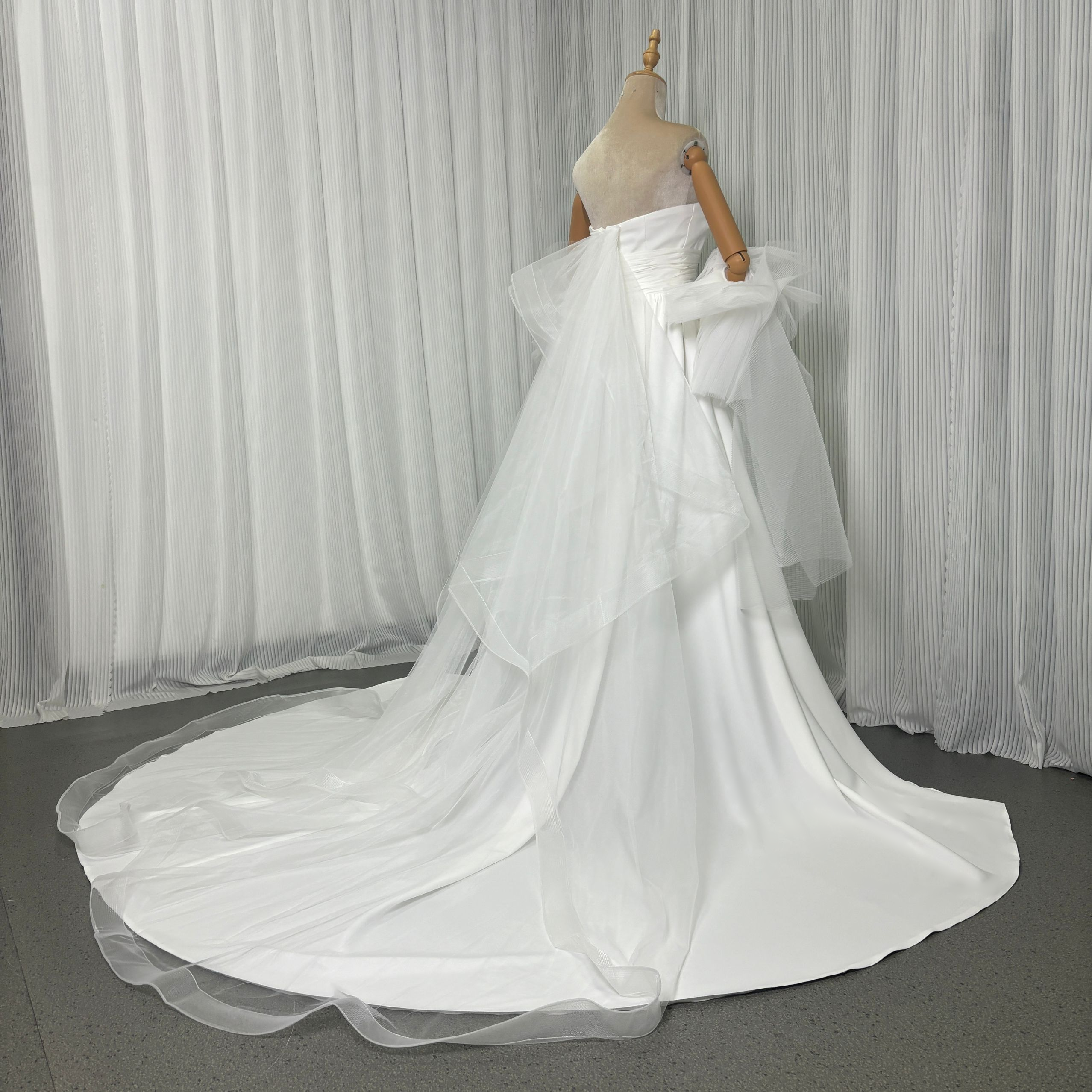 実例写真！ウェディングドレス 華やかなトレーン 姫袖 抜群のおしゃれ見え 結婚式 韓国風ドレス