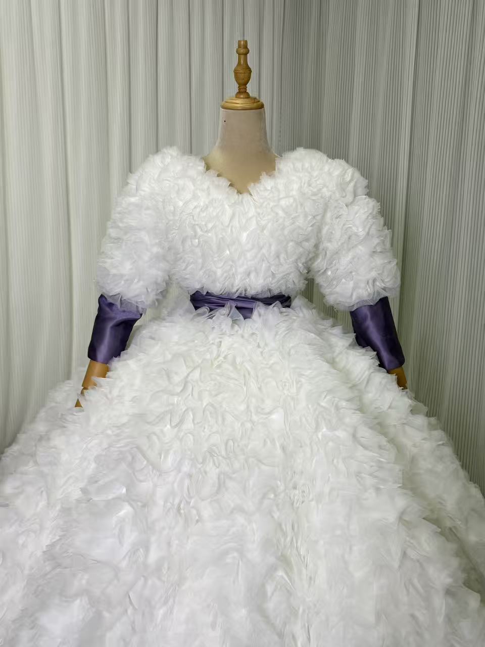 ウェディングドレス 長袖 Vネック リボン もこもこドレス ロングトレーン ボリュームドレス 拳式/前撮り