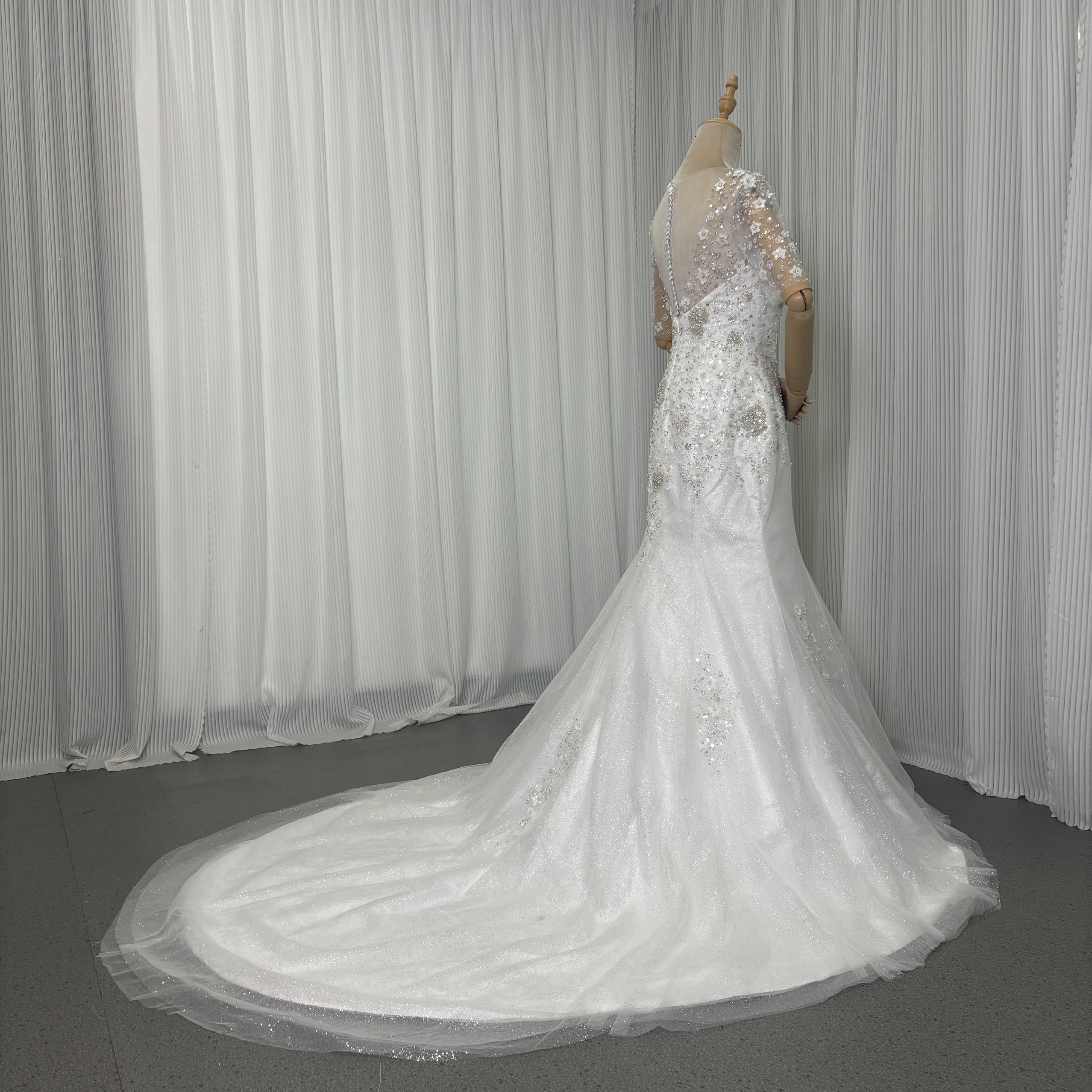 ウエディングドレス 3D立体レース刺繍 半袖 キラキラグリッターチュール マーメイドライン くるみボタン 結婚式