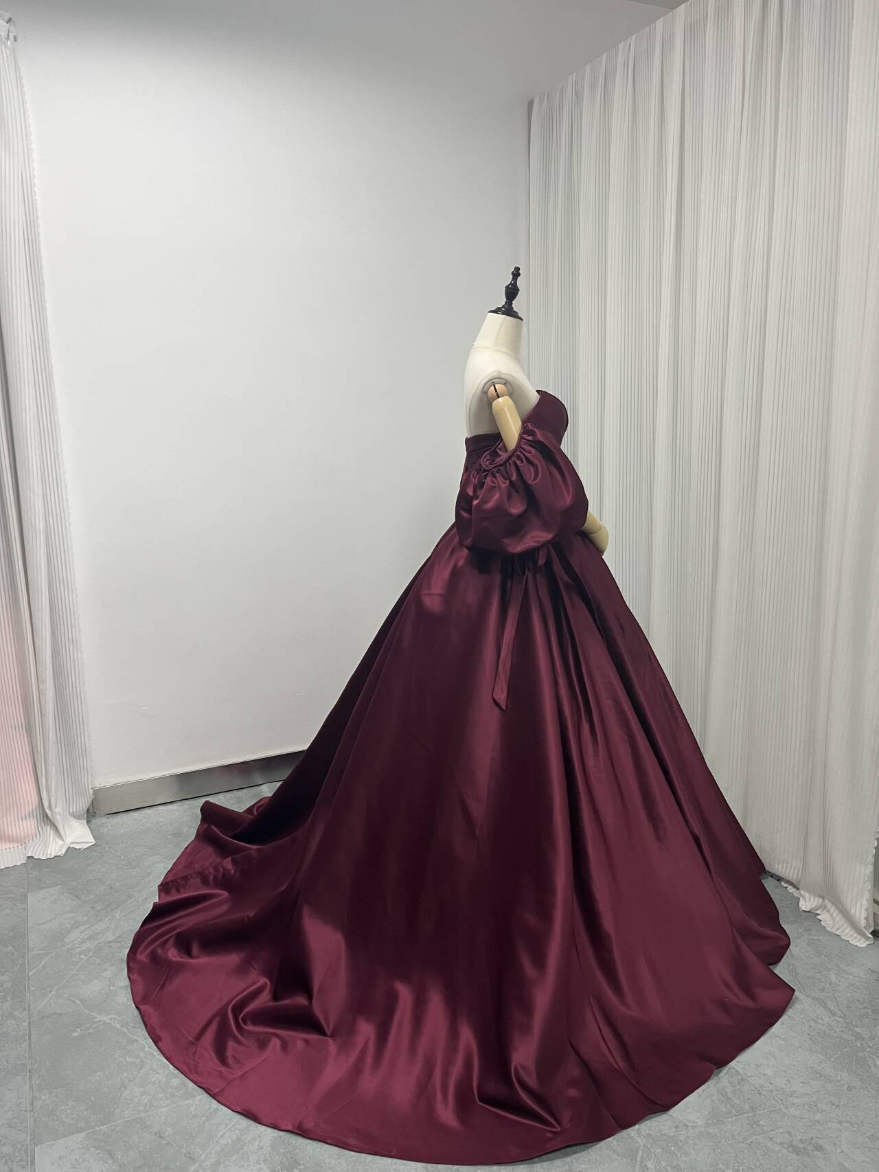 美品！カラードレス ボルドー色 ベアトップ 取り外し袖 ファスナー 光沢サテン プリンセスライン 結婚式 前撮り