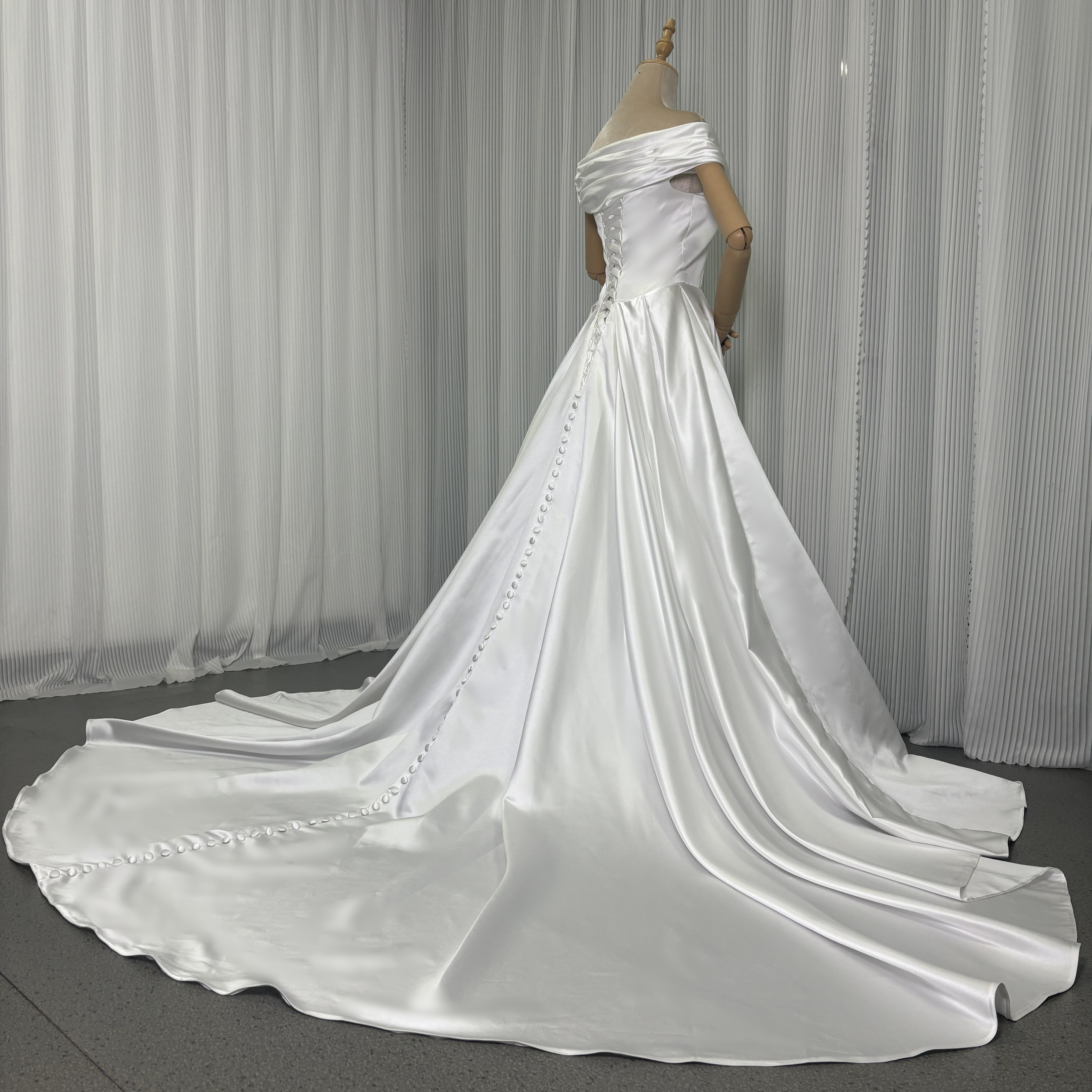 ウエディングドレス オフショルダー ロングトレーン 光沢サテン くるみボタン 編み上げ 結婚式