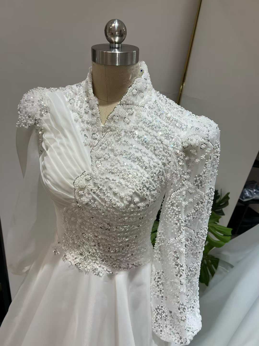 ウェディングドレス ロングスリーブ ハイネック 3D立体レース刺繍 キラキラスパンコール ファスナー 教会式