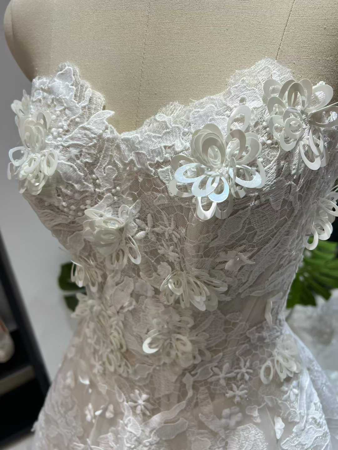 豪華！ウエディングドレス ベアトップ 3D立体花レース刺繍 Aライン 編み上げ 結婚式 前撮り