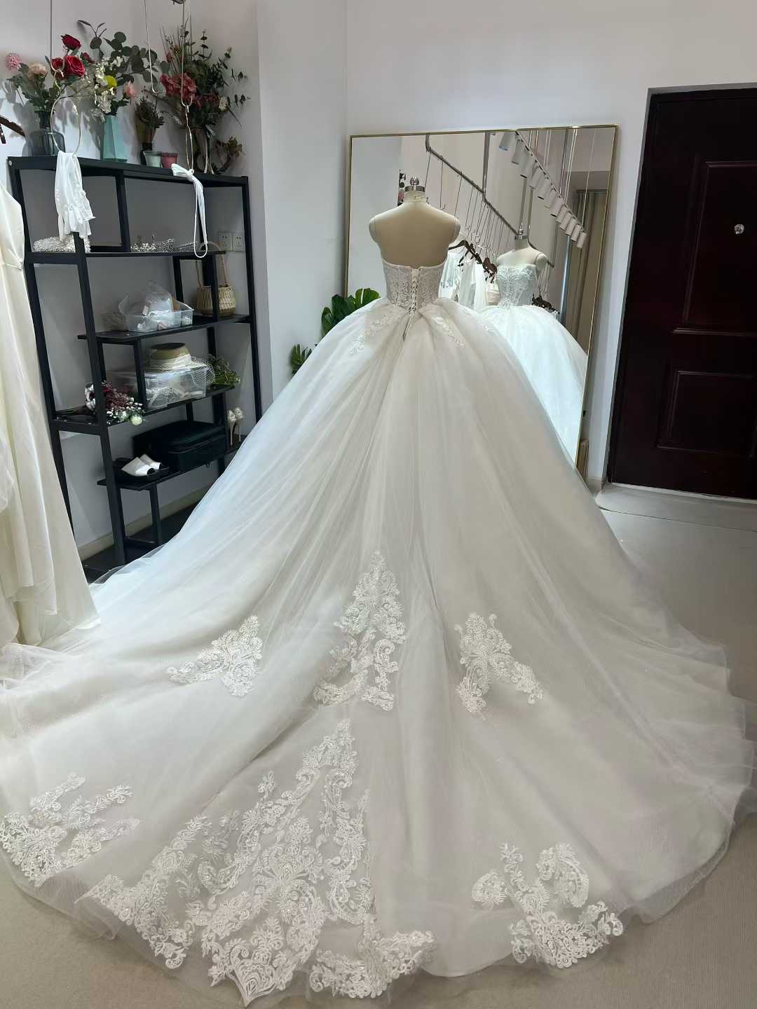 ウェディングドレス 韓国風ドレス ベアトップ 繊細レース パール ロングトレーン ボリュームドレス 結婚式