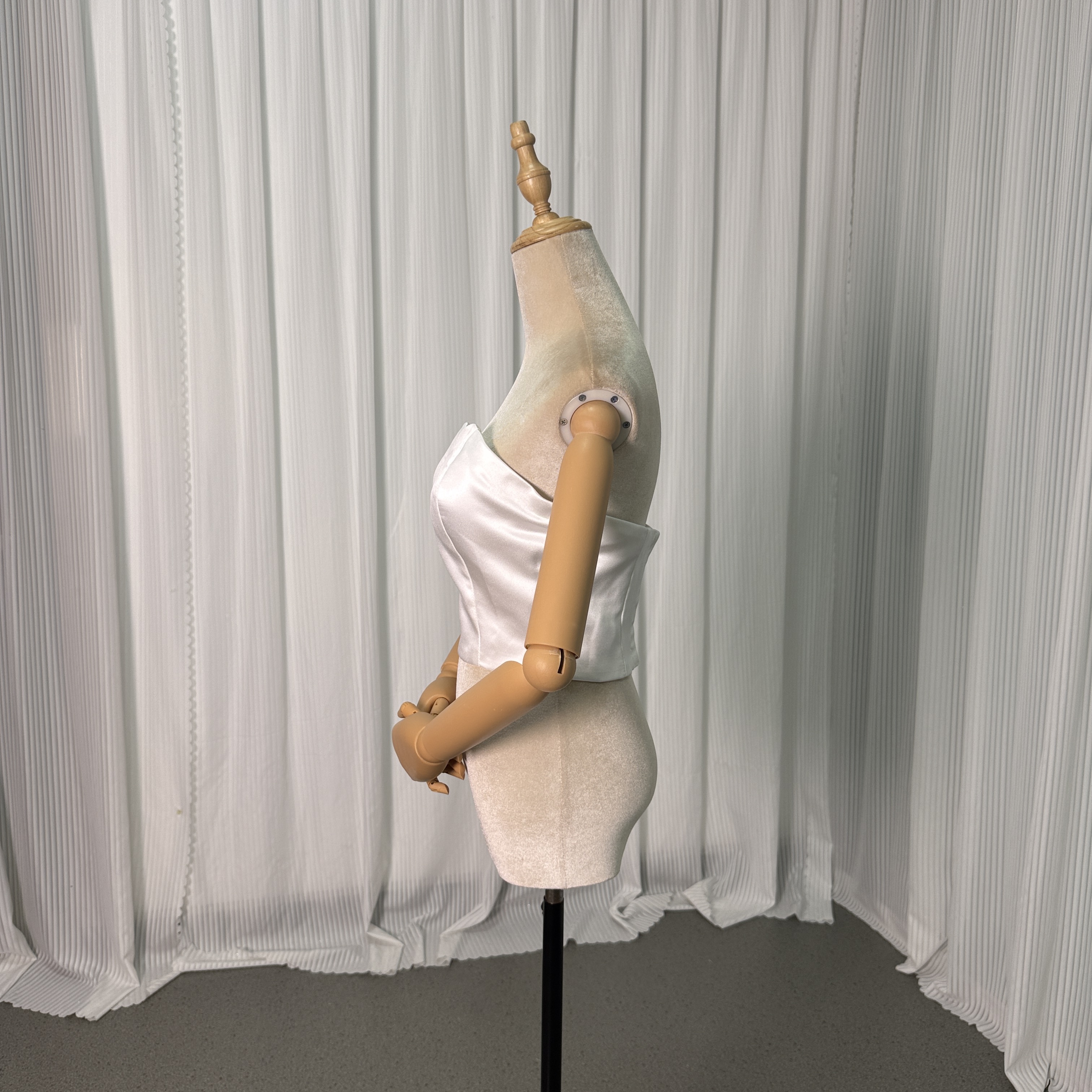 トップス ベアトップ 光沢サテン オフホワイト ファスナー 細見えシルエット 結婚式