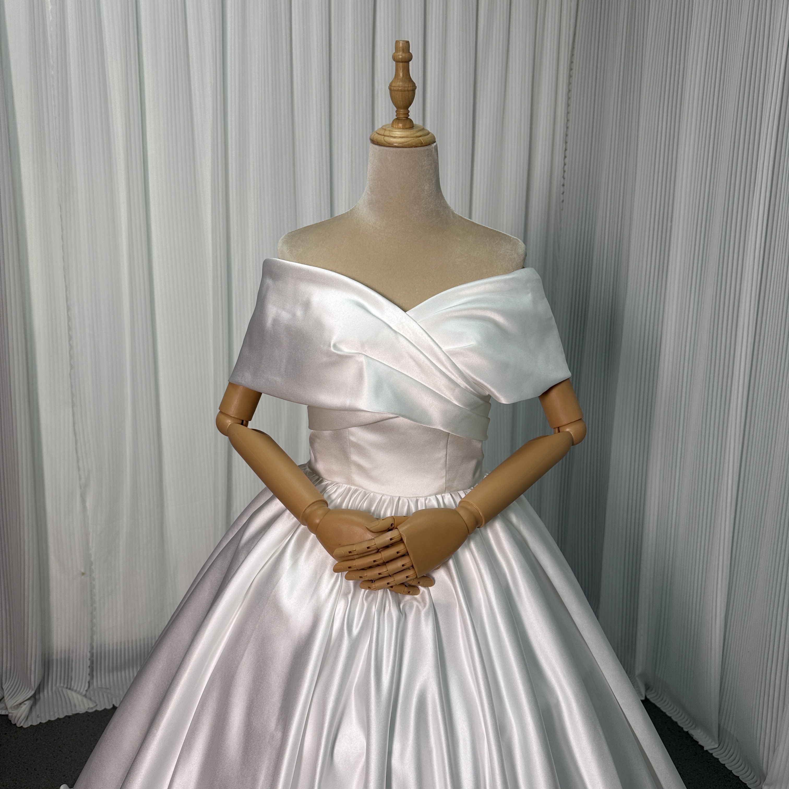 ウェディングドレス オフショルダー 光沢サテン フレアスカート ロングトレーン くるみボタン 結婚式
