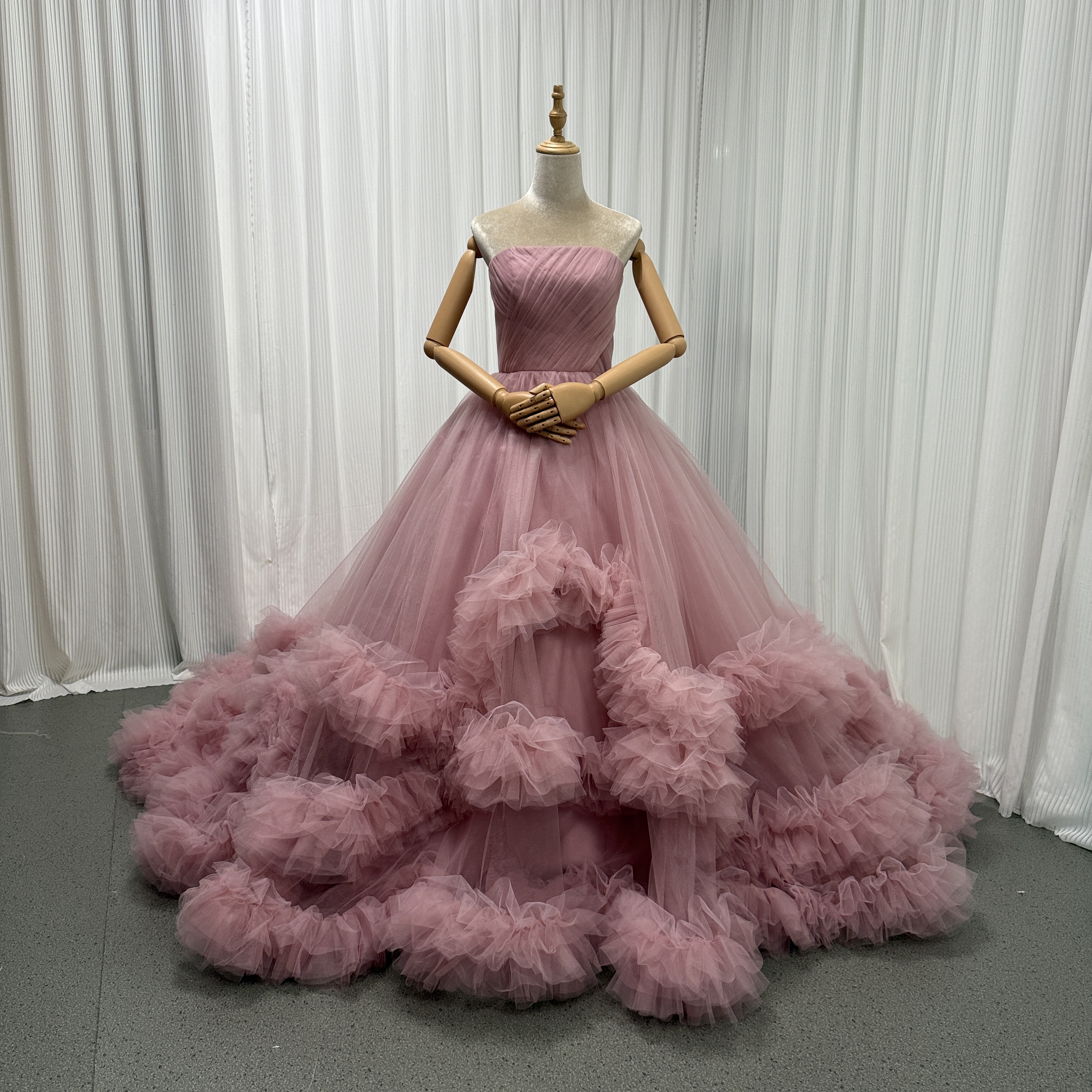 人気上昇！カラードレス ピンク ベアトップ ラッフルフリル 華やかなトレーン 前撮り