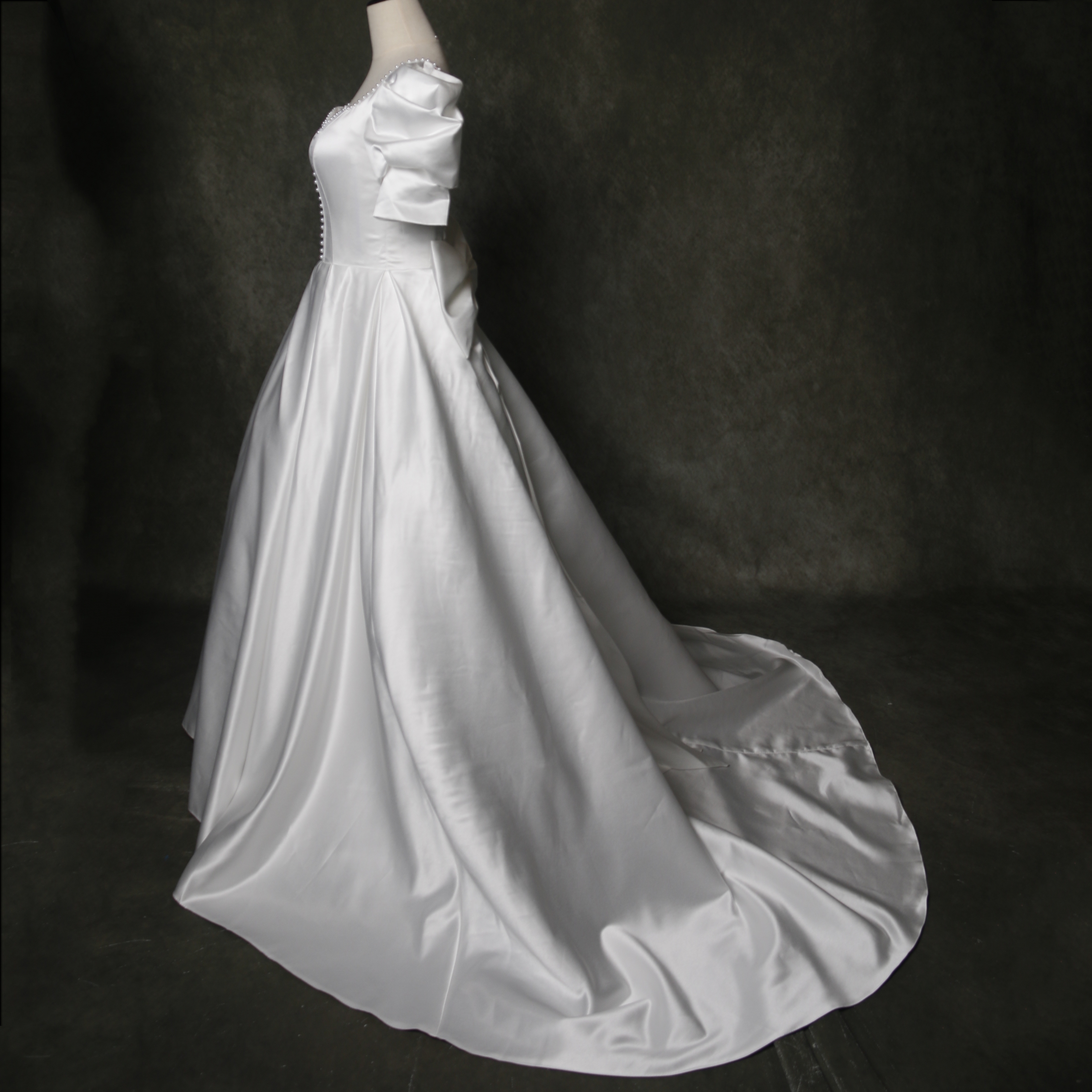 憧れのドレス ウエディングドレス オフホワイト パフスリーブ プリンセスライン 披露宴/挙式