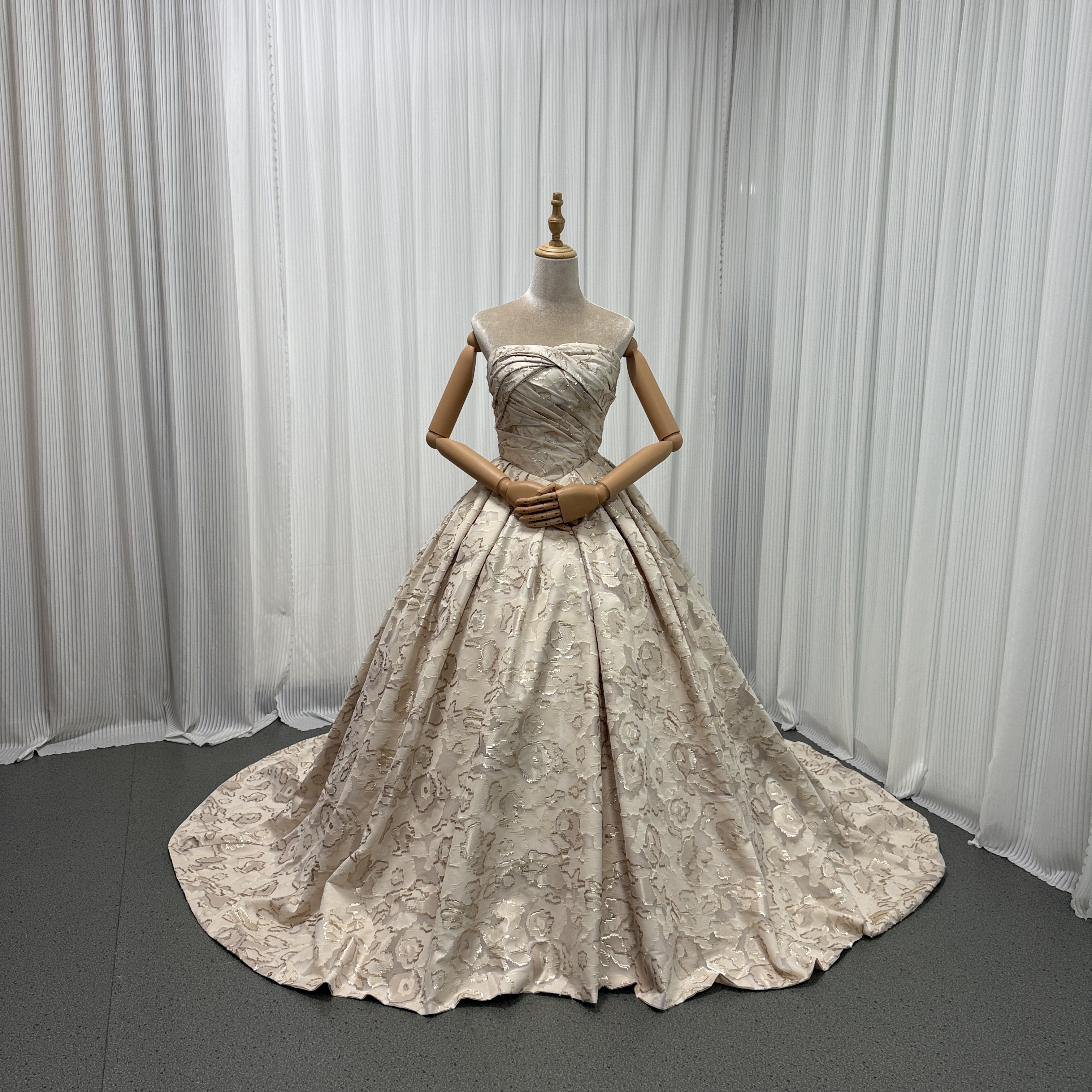 カラードレス シャンパン色 ジャガード生地 ベアトップ プリンセスライン 編み上げ 披露宴