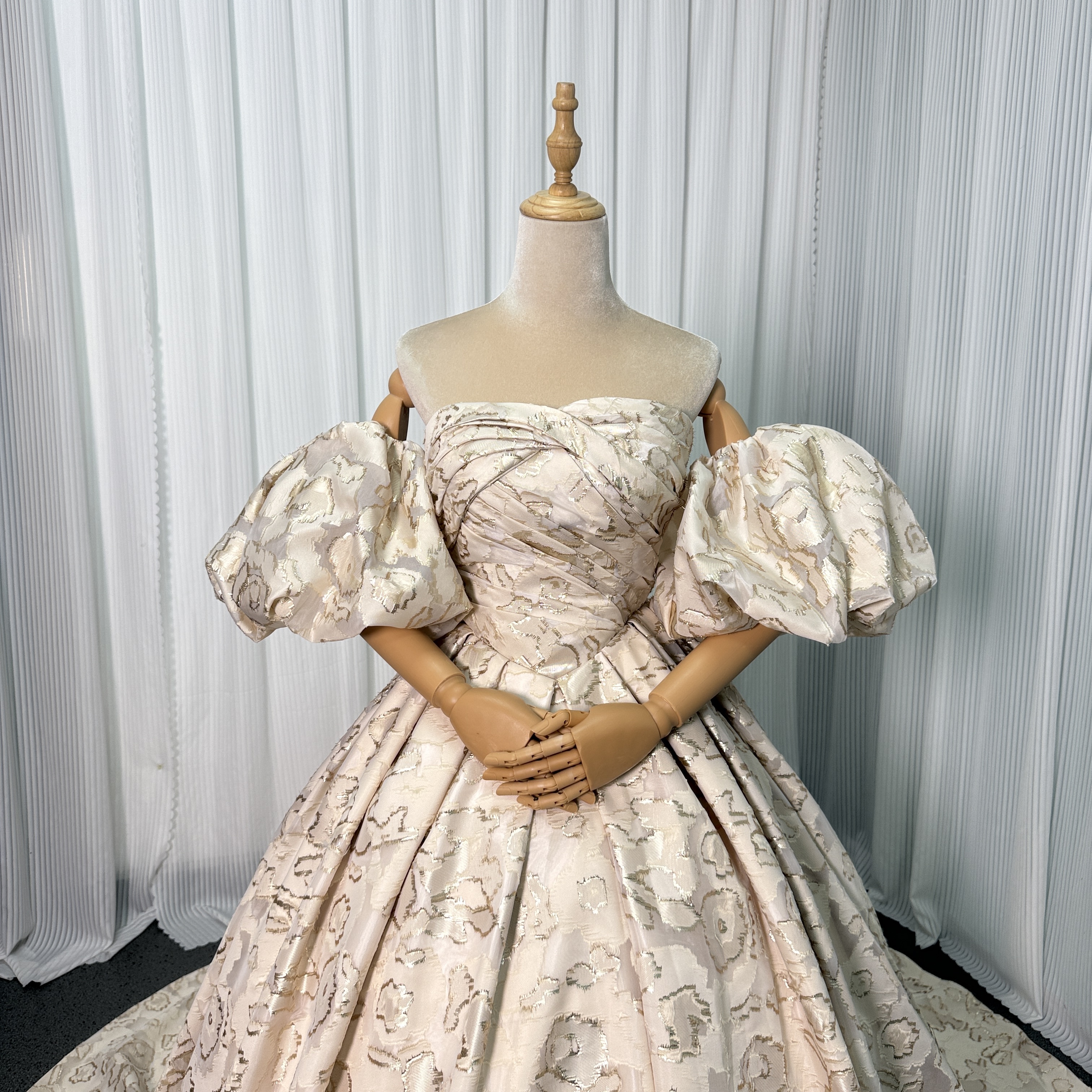 カラードレス シャンパン色 ジャガード生地 ベアトップ パフスリーブ プリンセスライン 編み上げ 披露宴