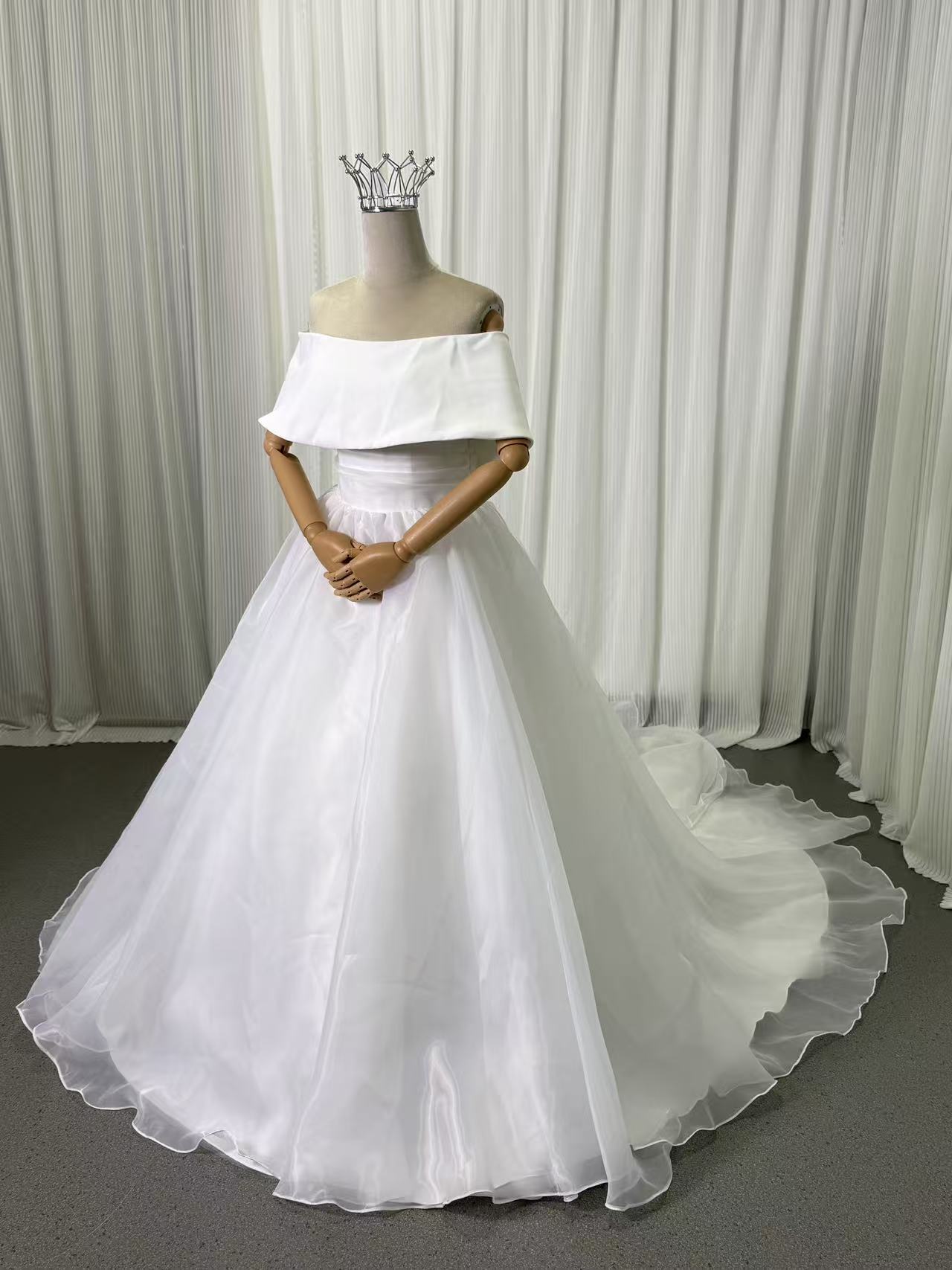 ウェディングドレス 取り外しオフショルダー Aライン バックリボン エレガント 結婚式