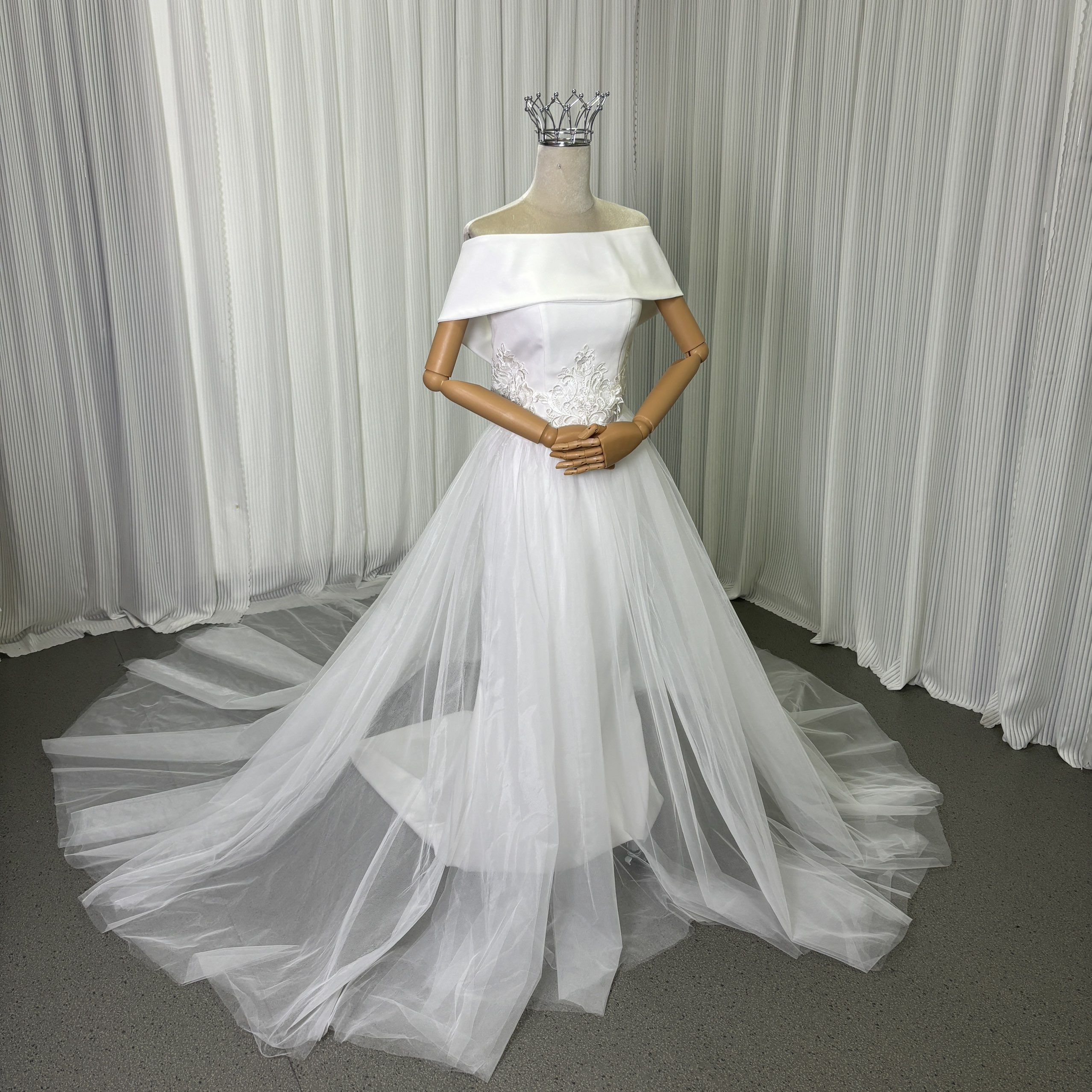 ウエディングドレス+オーバースカート クレープ生地 オフショルダー スレンダーライン 繊細レース 結婚式
