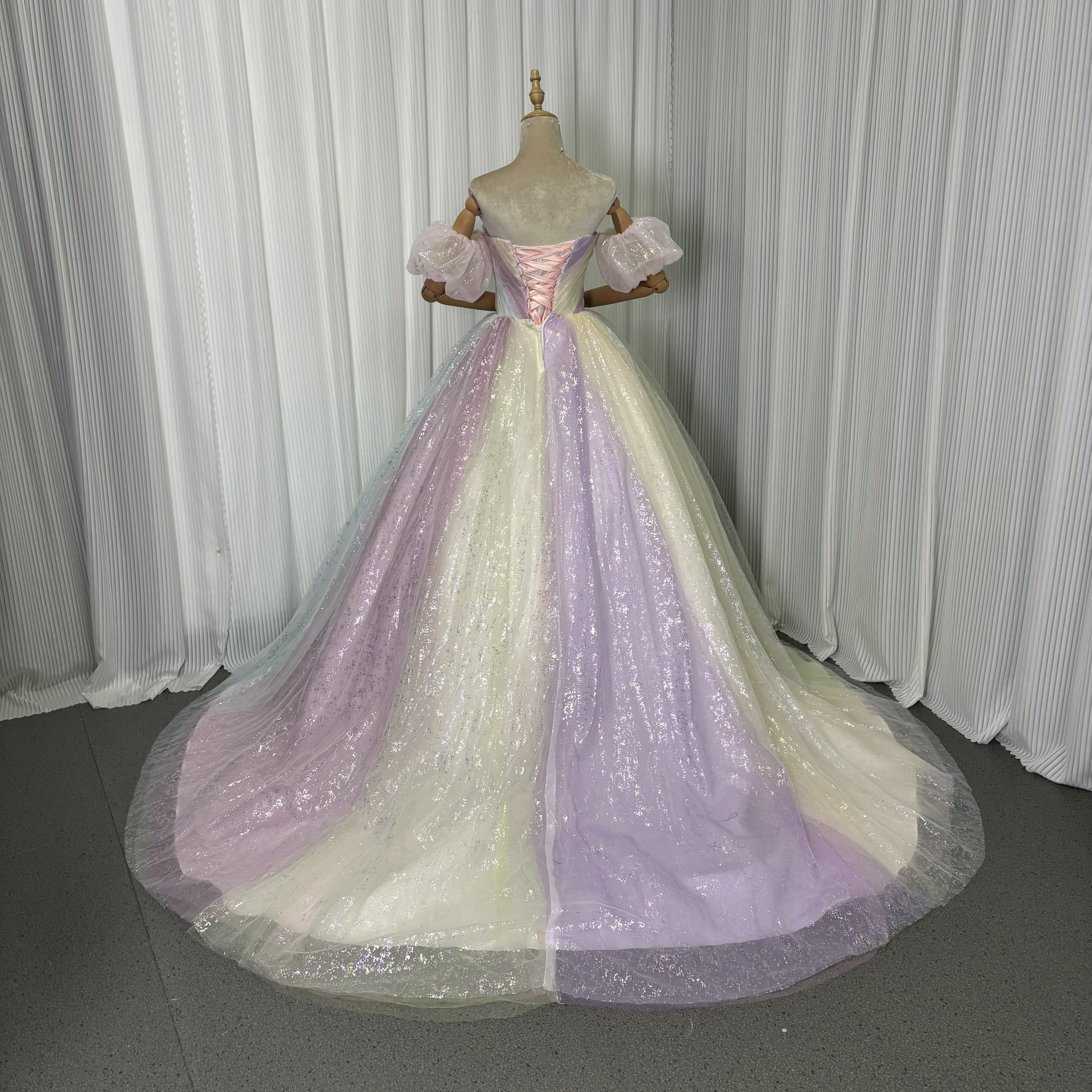 美品！カラードレス レインボー ベアトップ パフスリーブ シークインチュール プリンセスライン ミニトレーン 披露宴