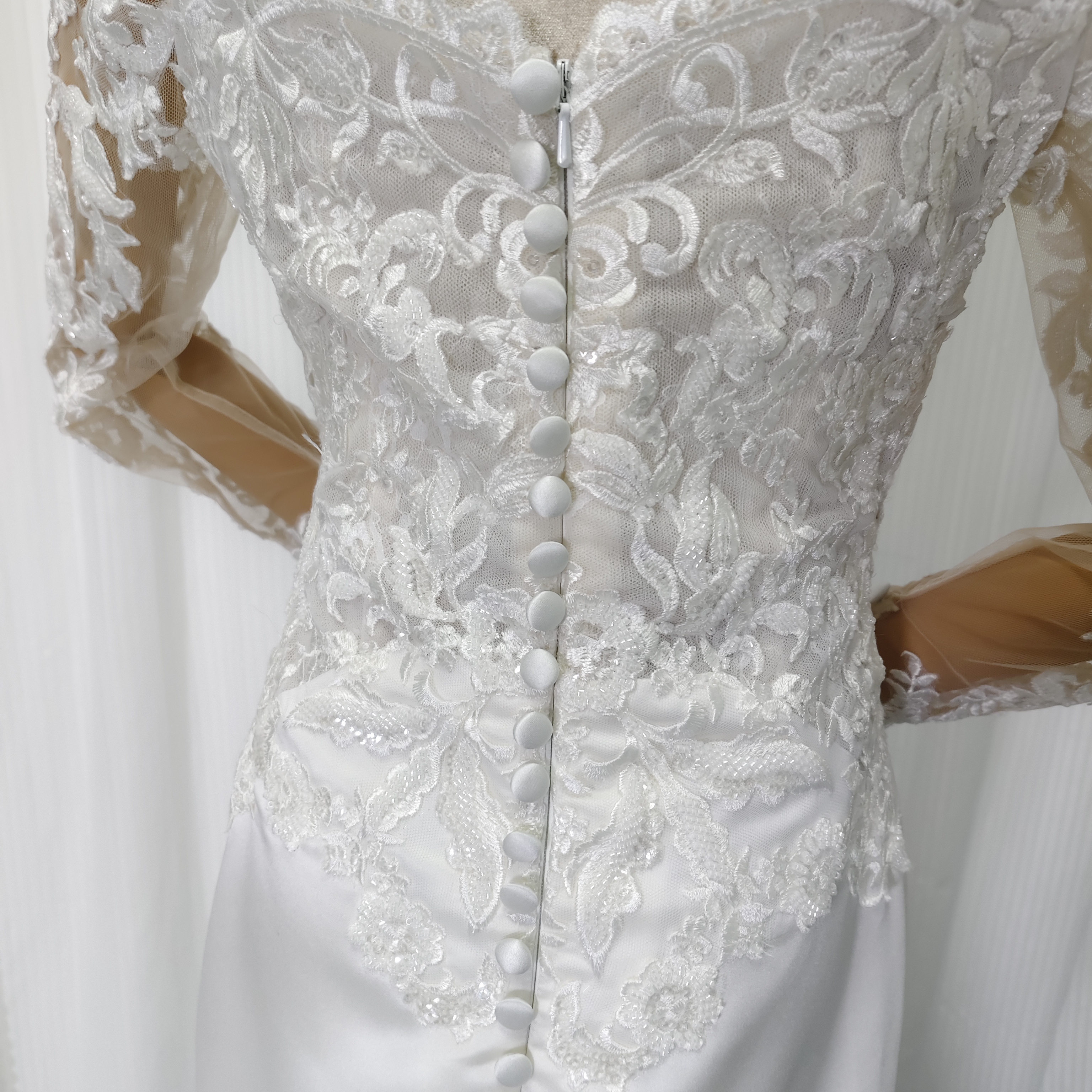 ウェディングドレス オフショルダー 上品レース 長袖 華やかなトレーン デザイン感 くるみボタン 結婚式 前撮り