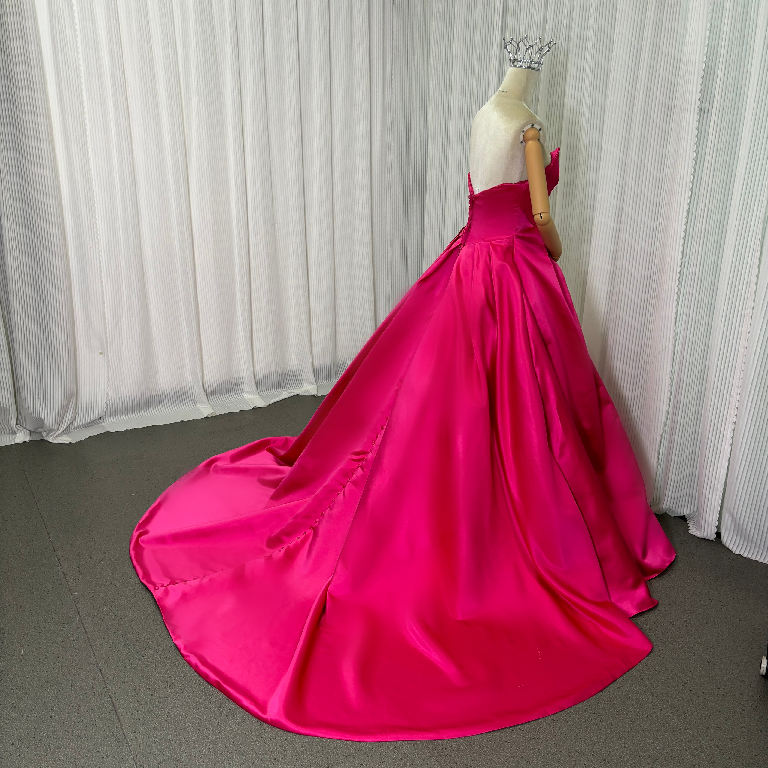 カラードレス ビビッドピンク ベアトップ 光沢サテン ロング Aライン くるみボタン 発表会
