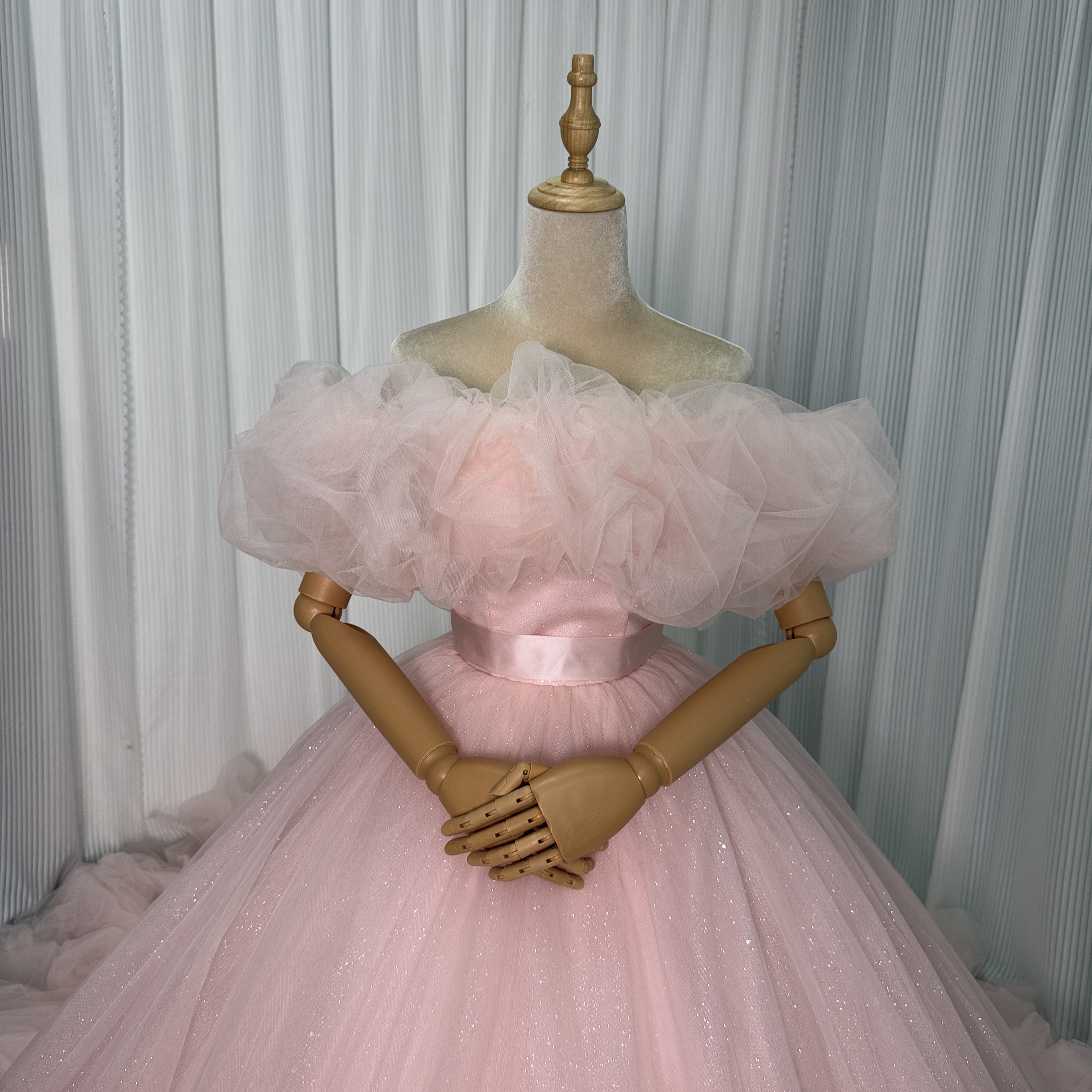 美品！カラードレス 薄ピンク オフショルダー 華やかなトレーン プリンセスライン キラキラチュール 前撮り