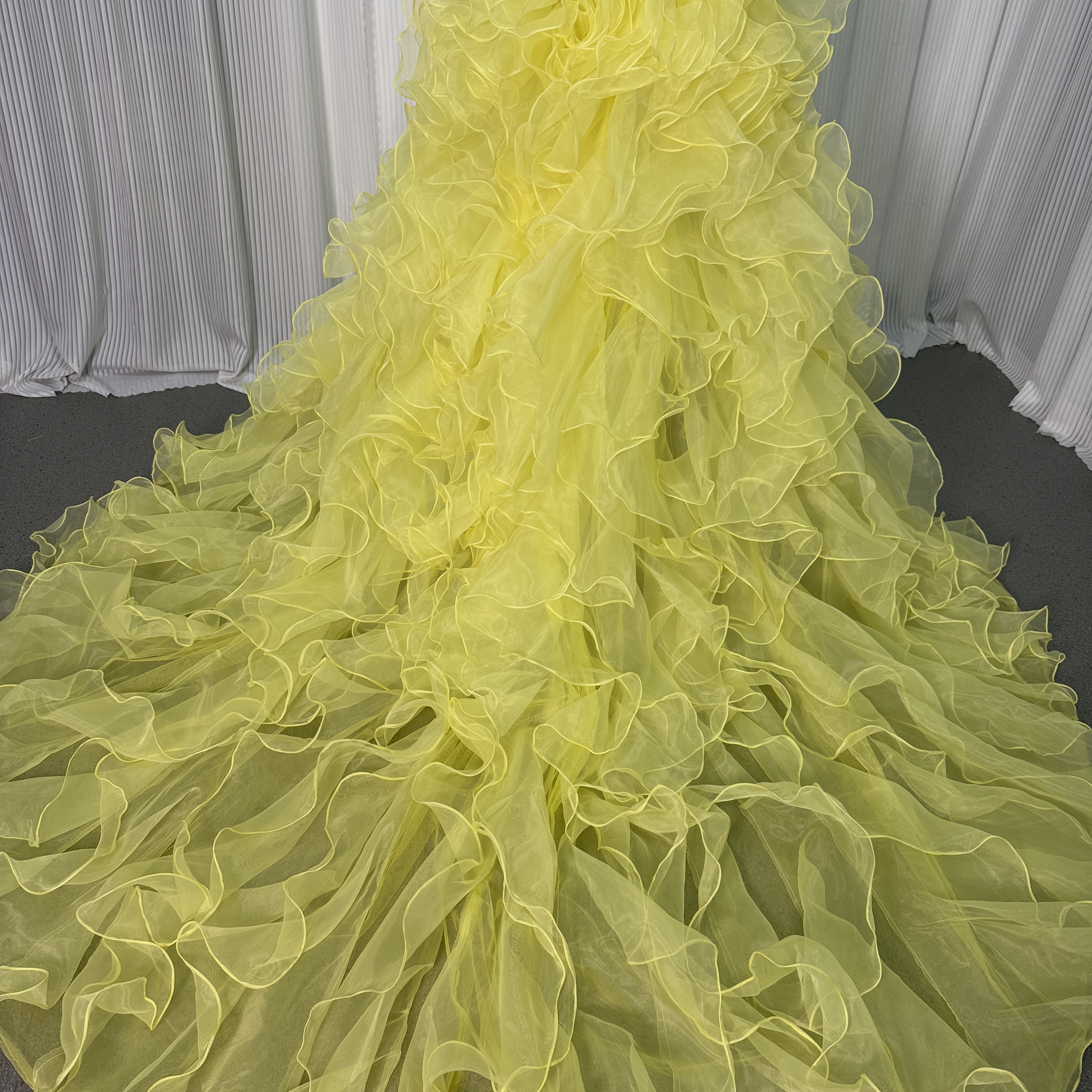 華やかなトレーン イエロー ラッフルフリル ソフトチュール 前撮り 抜群のおしゃれ見え