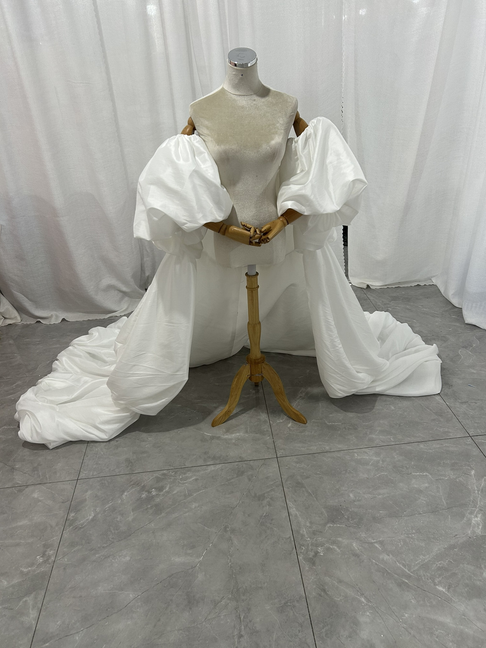 オフホワイト シルクタフタ ふっくら柔らかなロングトレーン パフスリーブ エレガント 前撮り