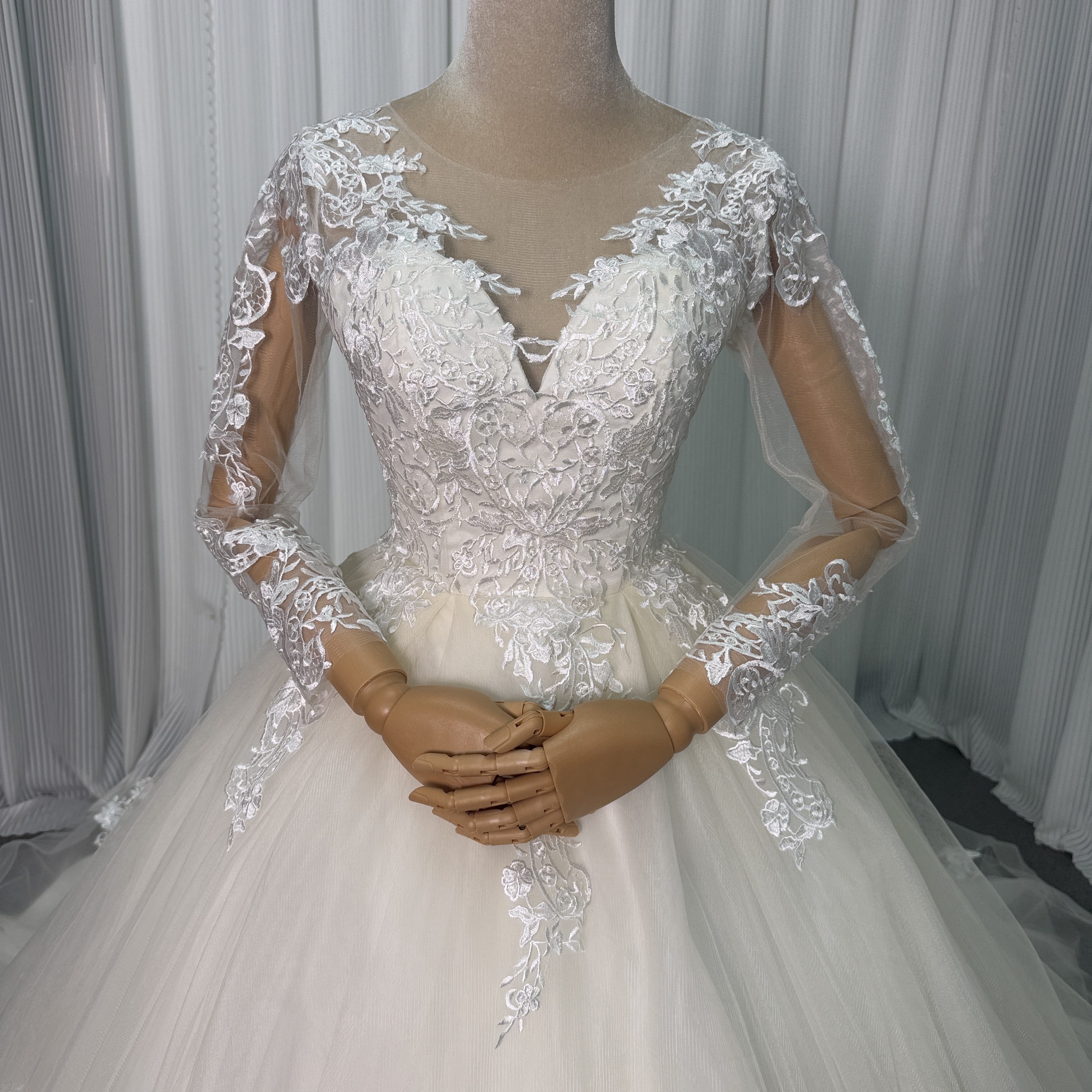 フランス風 ウェディングドレス アイボリー 流れる透け花レース シースルー袖 プリンセスライン くるみボタン 結婚式