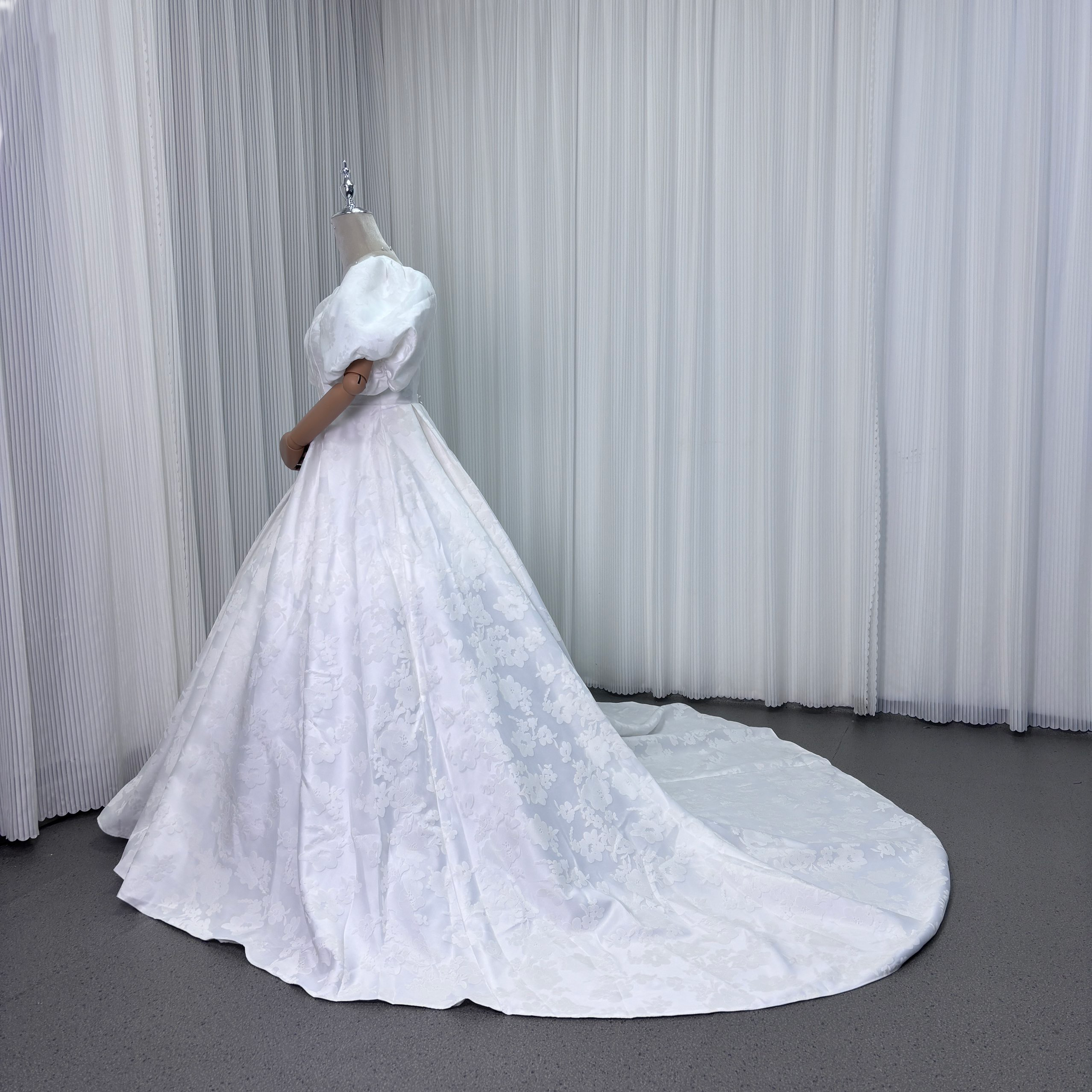 ウェディングドレス ジャカード生地 Vネック パフスリーブ 背中見せ ロングトレーン くるみボタン 結婚式