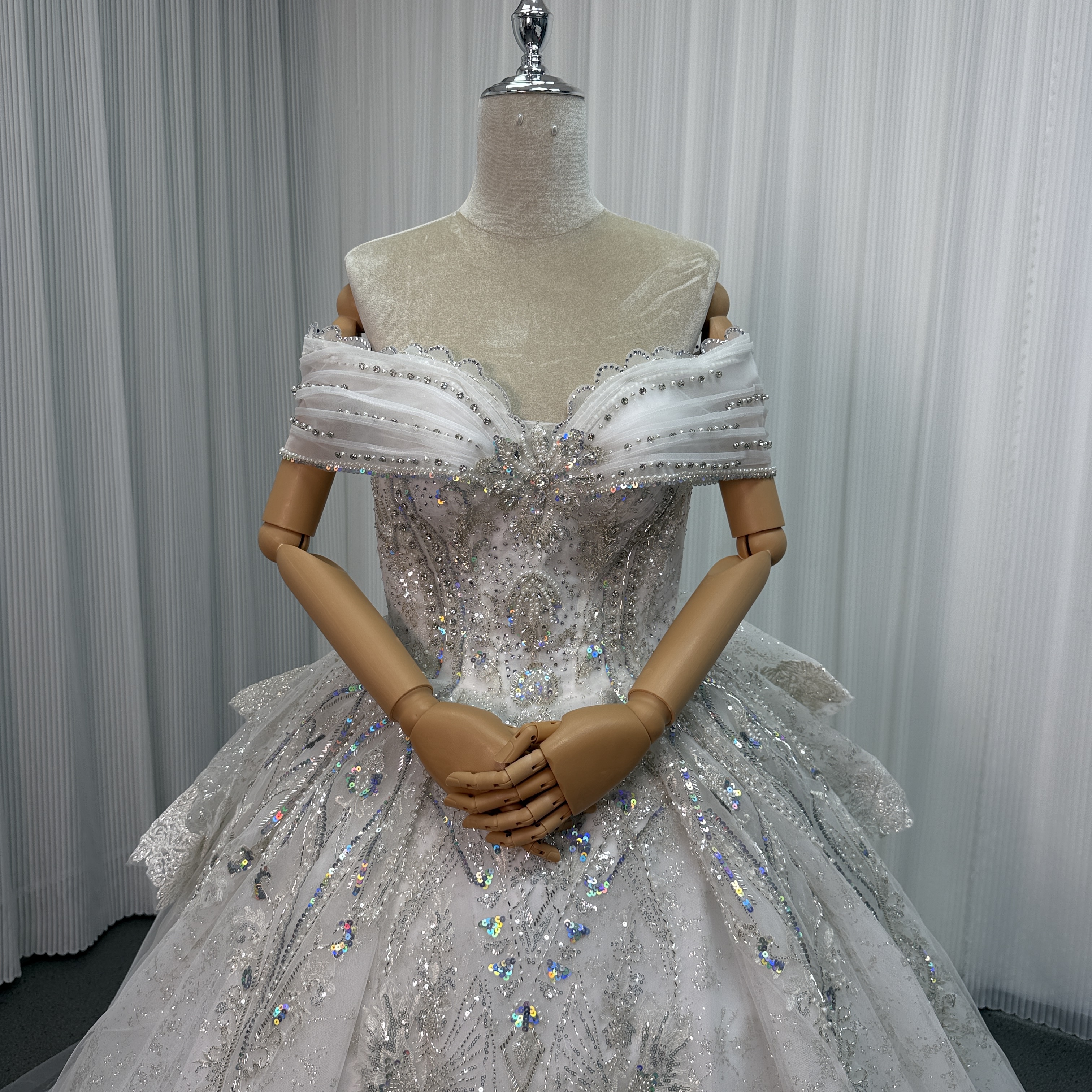 ウエディングドレス オフショルダー キラキラスパンコール キラキラ光る刺繍 プリンセスライン 編み上げ 結婚式