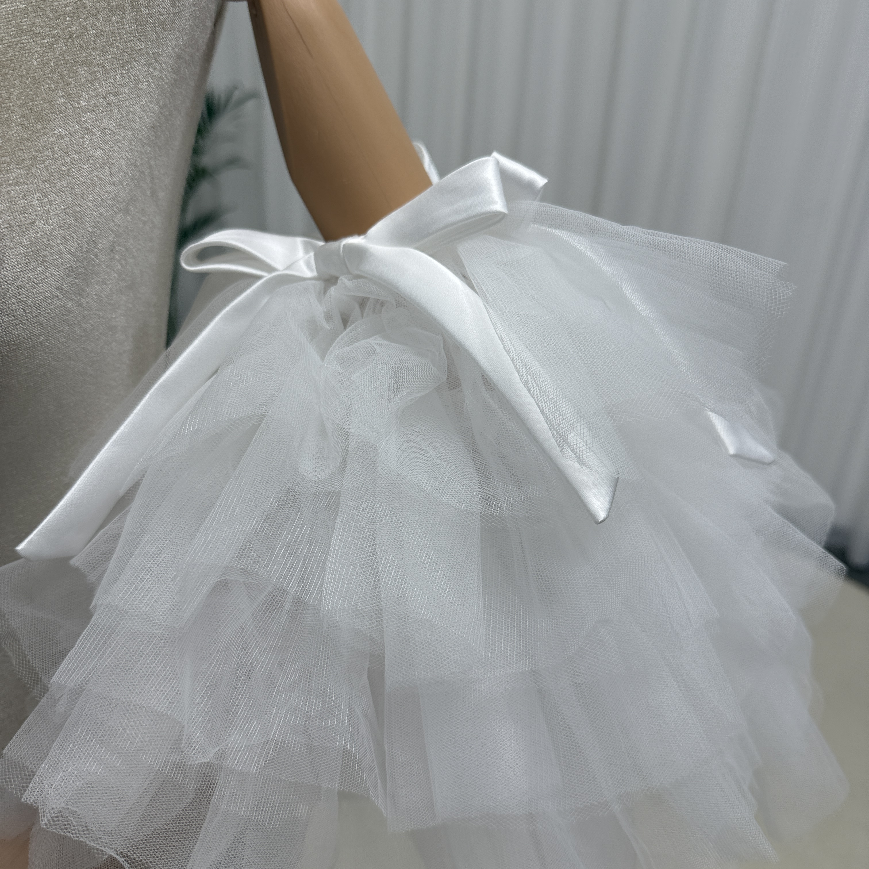 オフホワイト ふわふわ袖 ラッフルフリル リボン ストレッチ エレガント 結婚式
