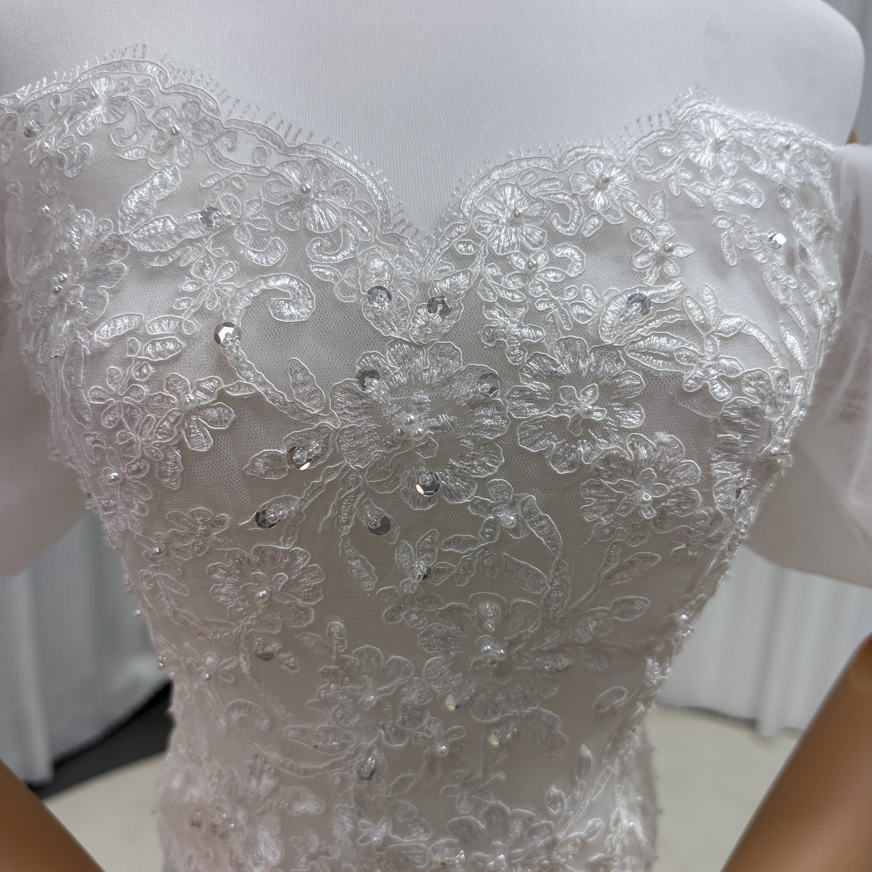 ボレロ オフショルダー パフスリーブ 上品花レース キラキラスパンコール くるみボタン 結婚式