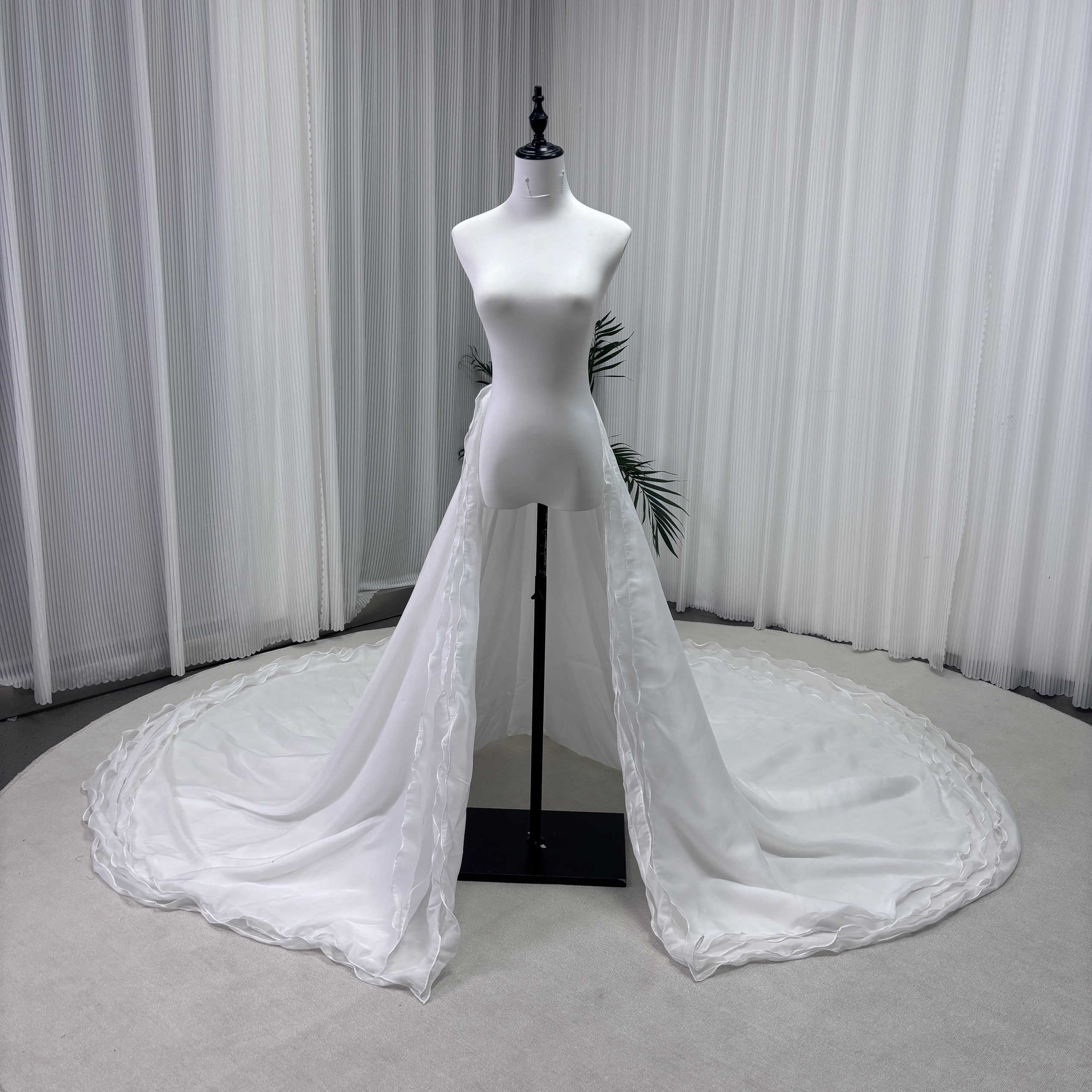 フランス風 華やかなトレーン 取り外し ソフトオーガンジー オフホワイト 優雅なシルエット 結婚式