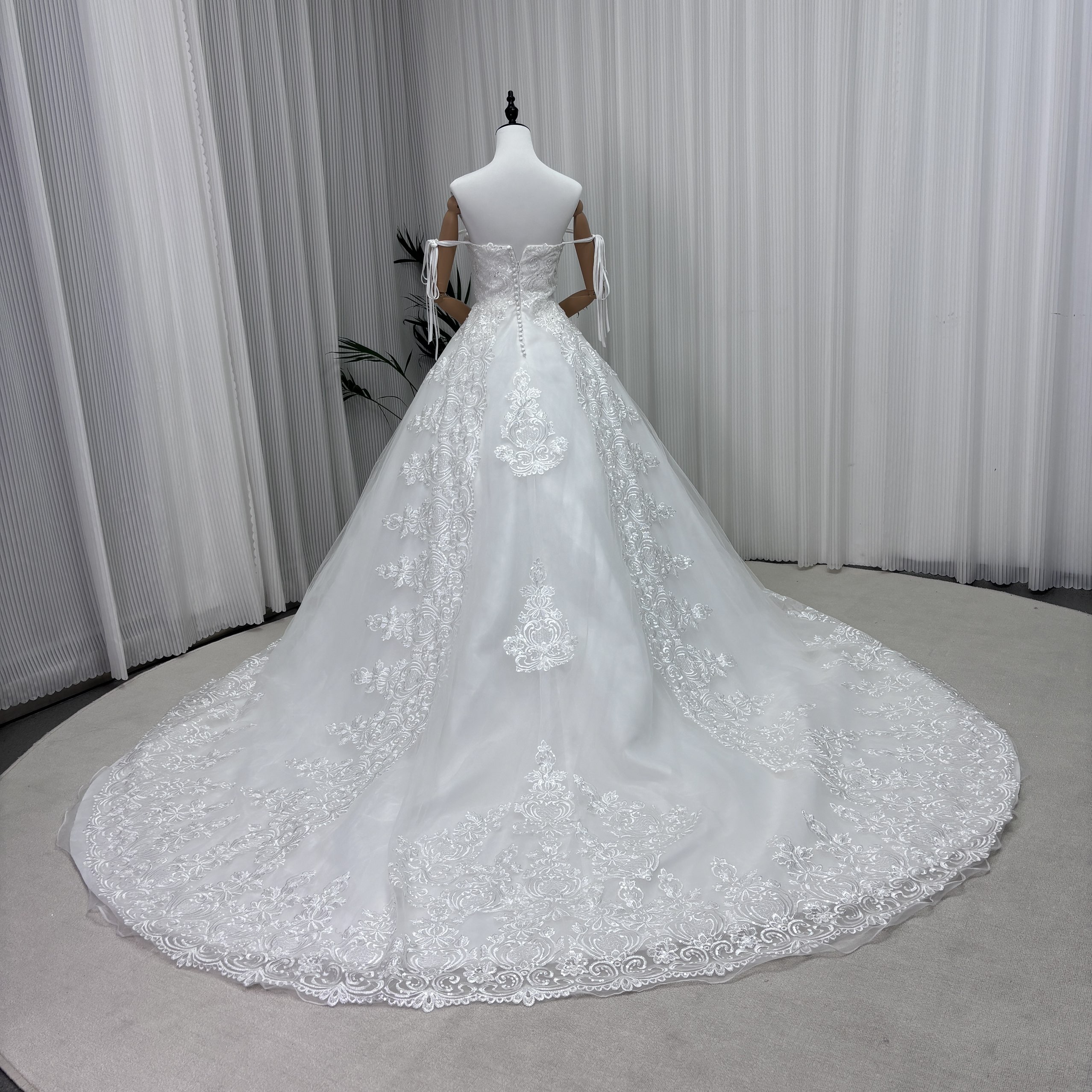 ウェディングドレス オフショルダー プリンセスライン キラキラ光る刺繍 憧れのドレス 結婚式 ¥