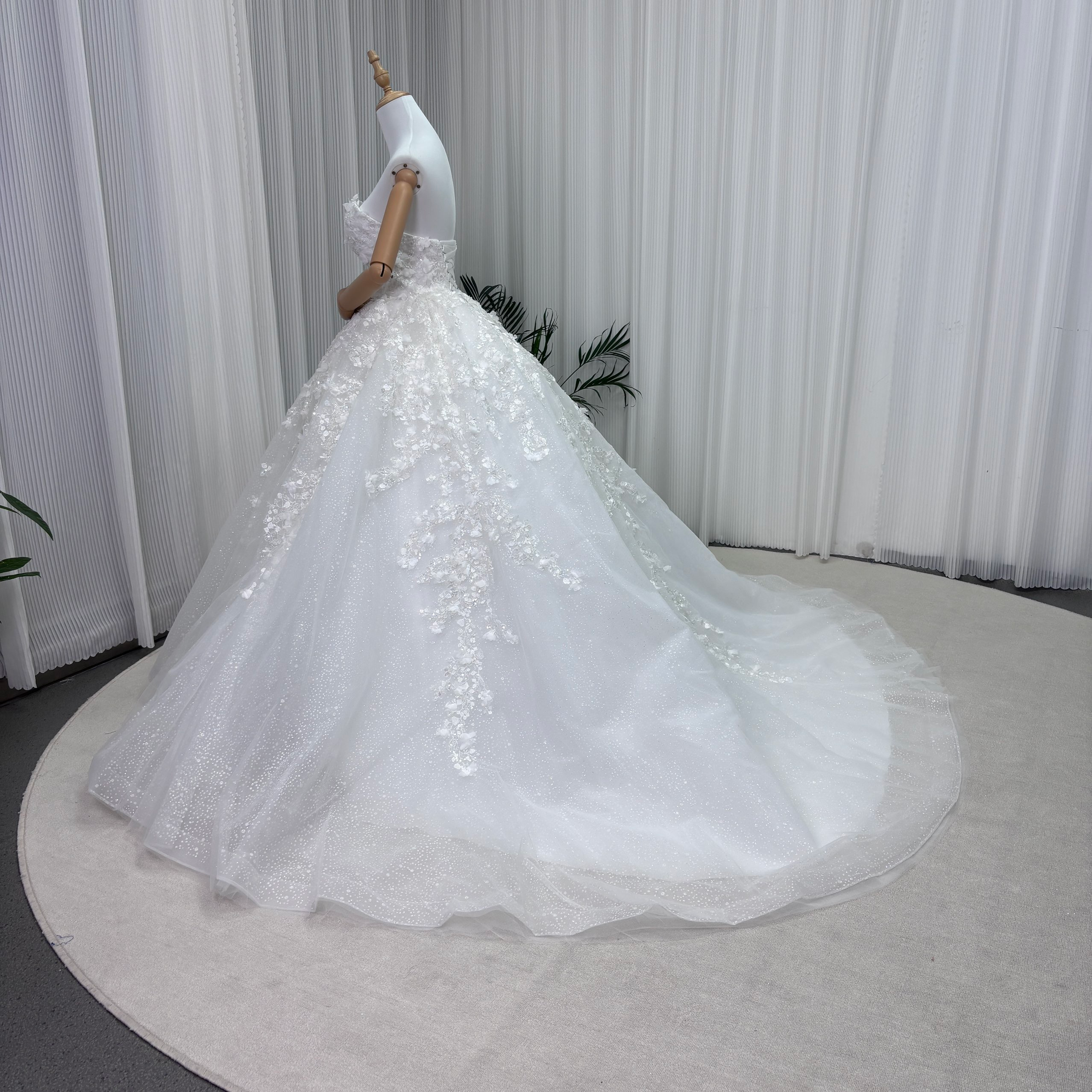 ウエディングドレス ベアトップ 美しい花レース シークインチュール プリンセスライン 編み上げ 結婚式