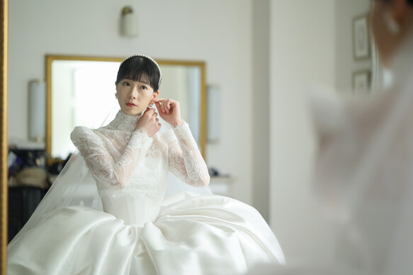 実例写真！ハイネック ボレロ 上品透け袖 長袖 美しい花レース くるみボタン 結婚式