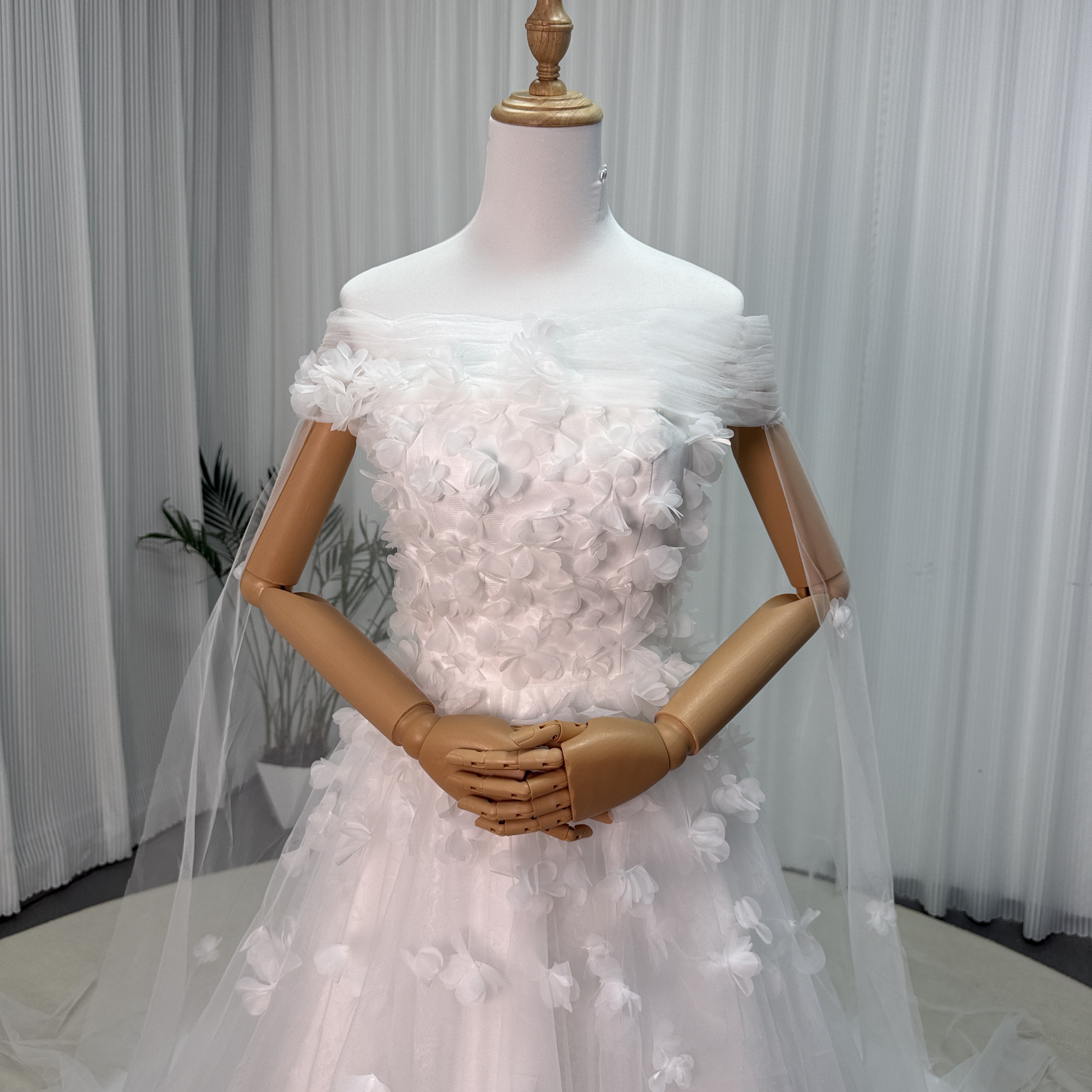 フランス風 ウエディングドレス オフショルダー 3D立体花レース刺繍 優雅なシルエット トレンド人気 結婚式
