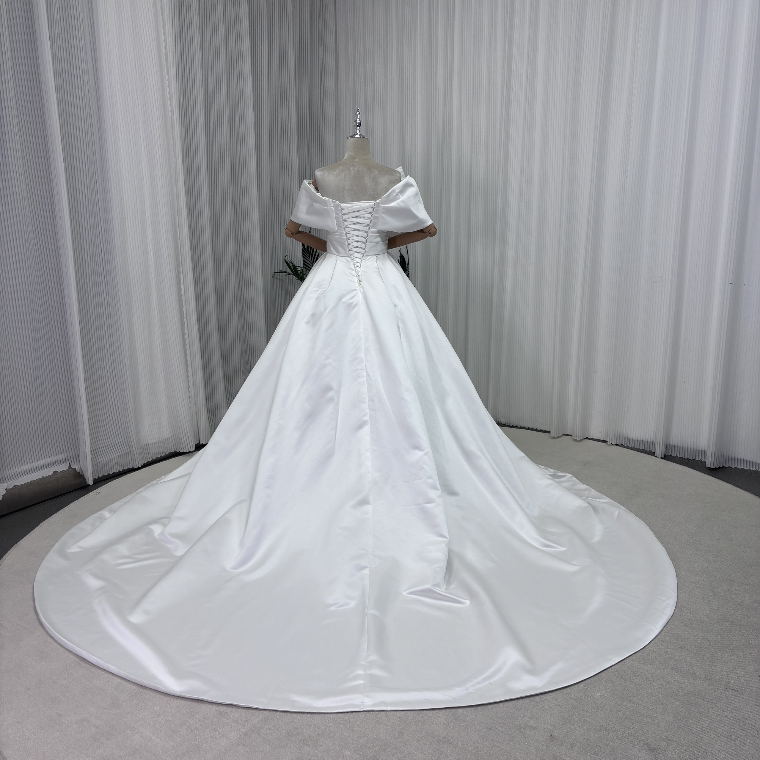 ウエディングドレス オフショルダー ロイヤルサテン 優雅なシルエット ロングトレーン 結婚式
