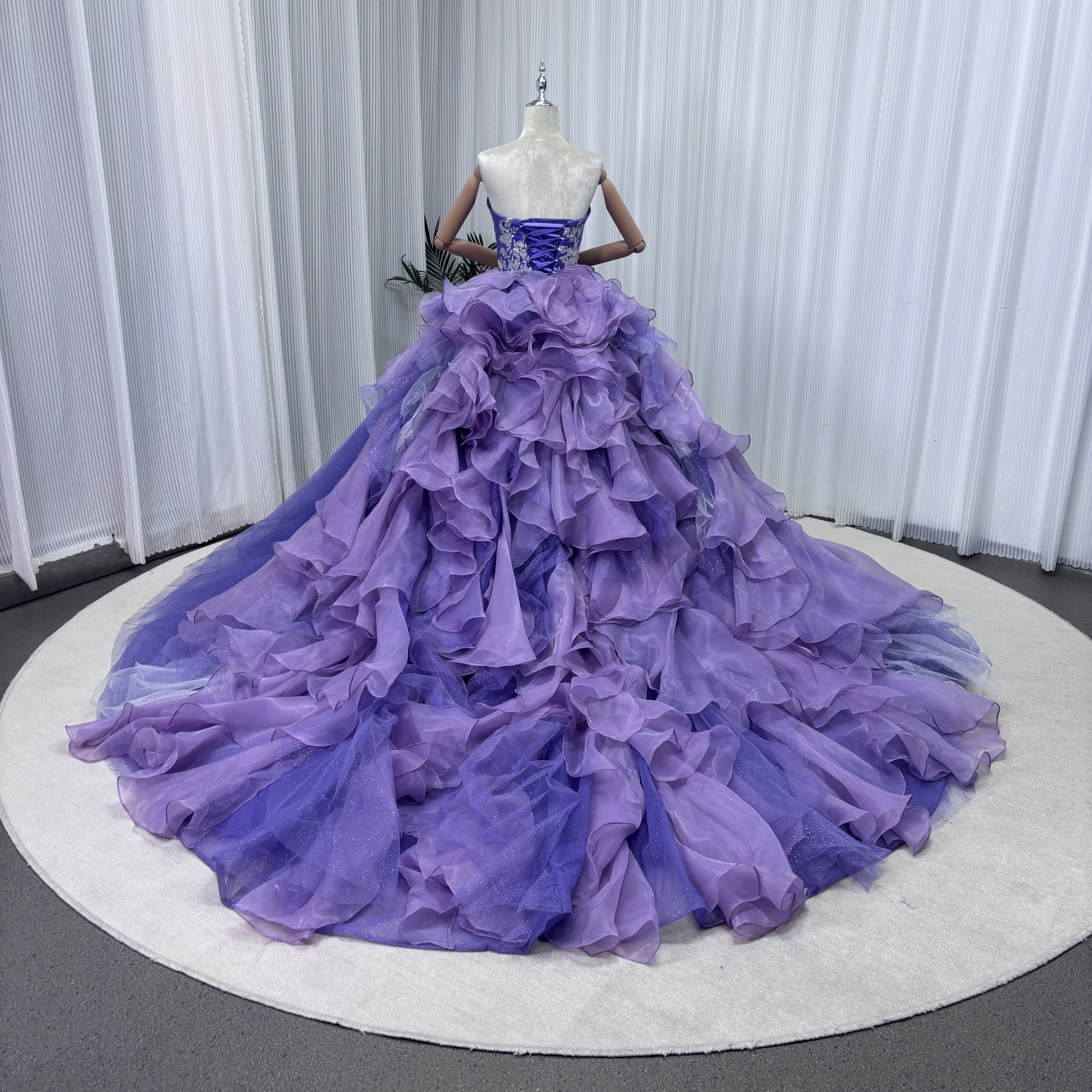 豪華！カラードレス パープル ベアトップ 美しい花レース ラッフルフリル リボントレーン キラキラチュール 花嫁