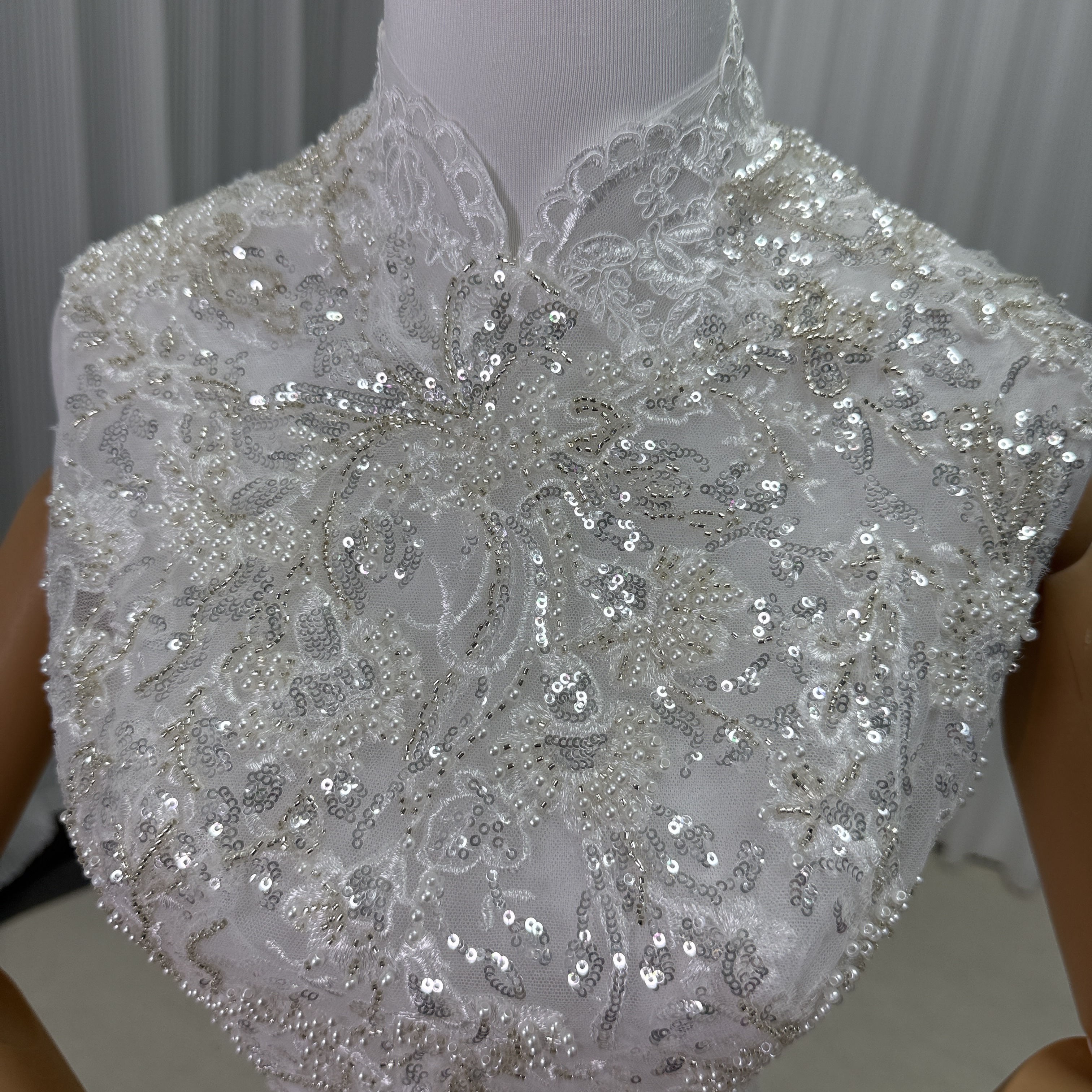 ボレロ ハイネック ノースリーブ キラキラスパンコール 繊細レース くるみボタン ハンドメイド 結婚式