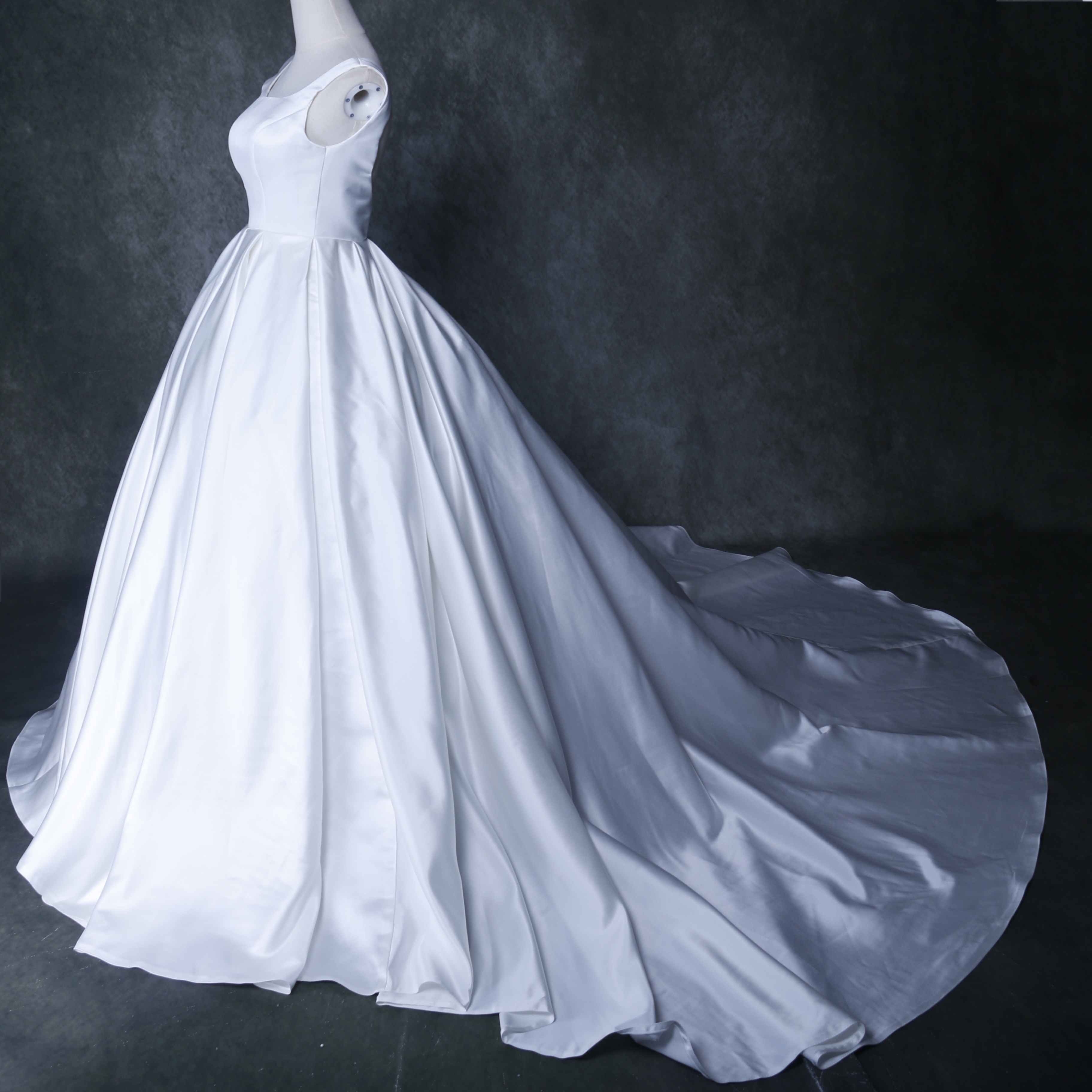 上品！ウエディングドレス アイボリー プリンセスライン 背中見せ 結婚式/披露宴