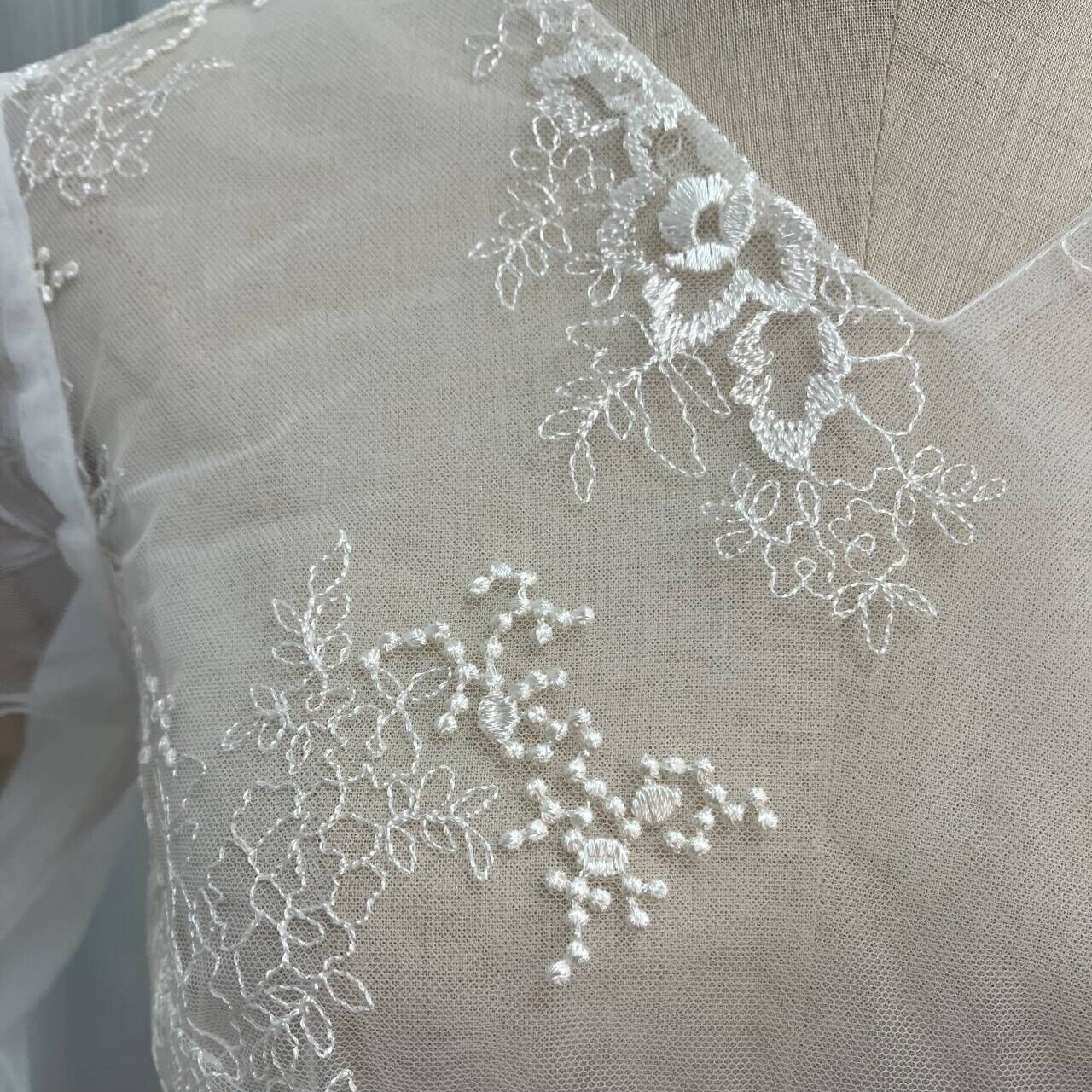 可愛い ボレロ Vネック 流れる透け花レース ファスナー ウェディングドレス