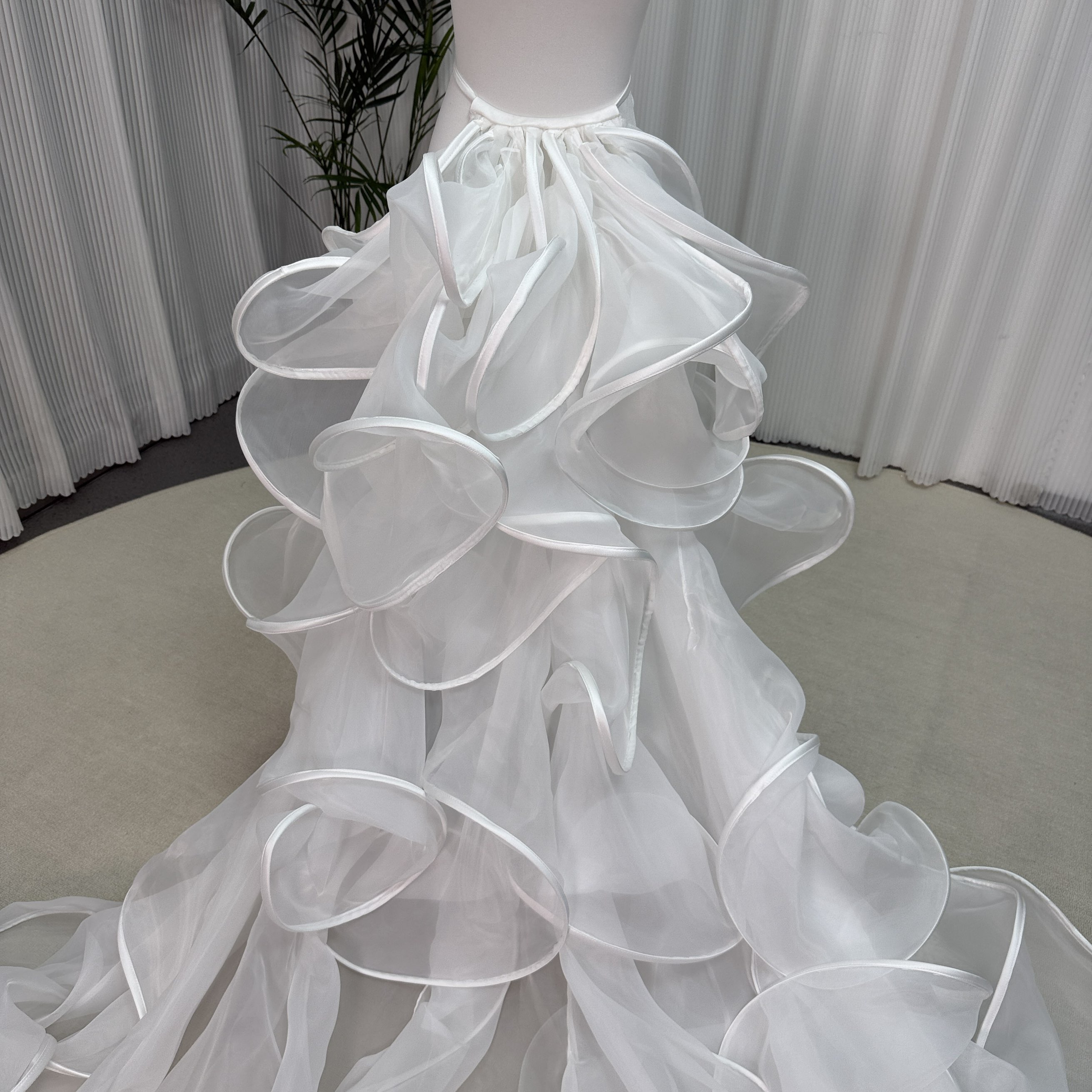 リボントレーン 上質オーガンジー オフホワイト ラッフルフリル 結婚式 前撮り