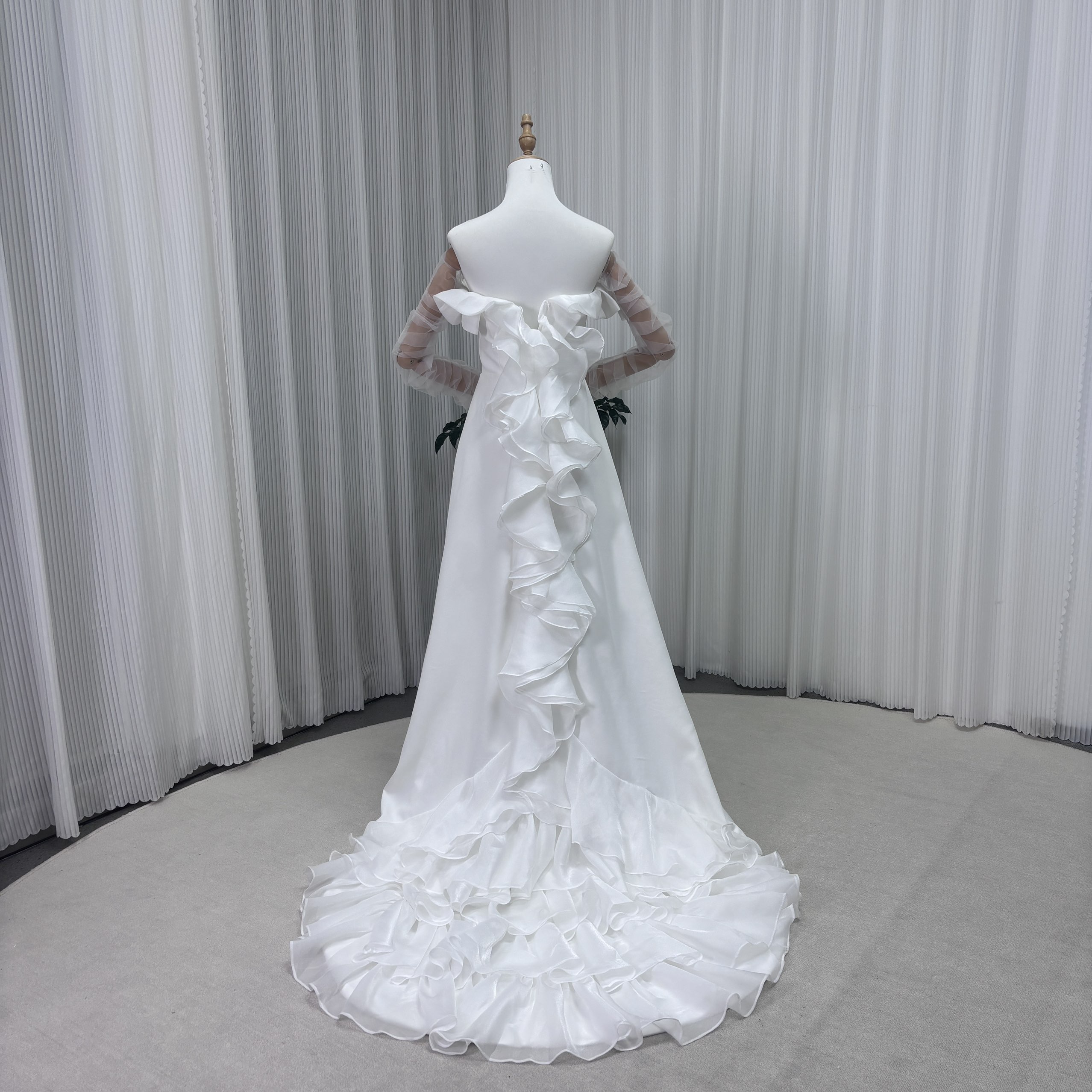 ウエディングドレス ベアトップ シースルー袖 ラッフルフリル フリルトレーン 優雅なシルエット 結婚式 二次会