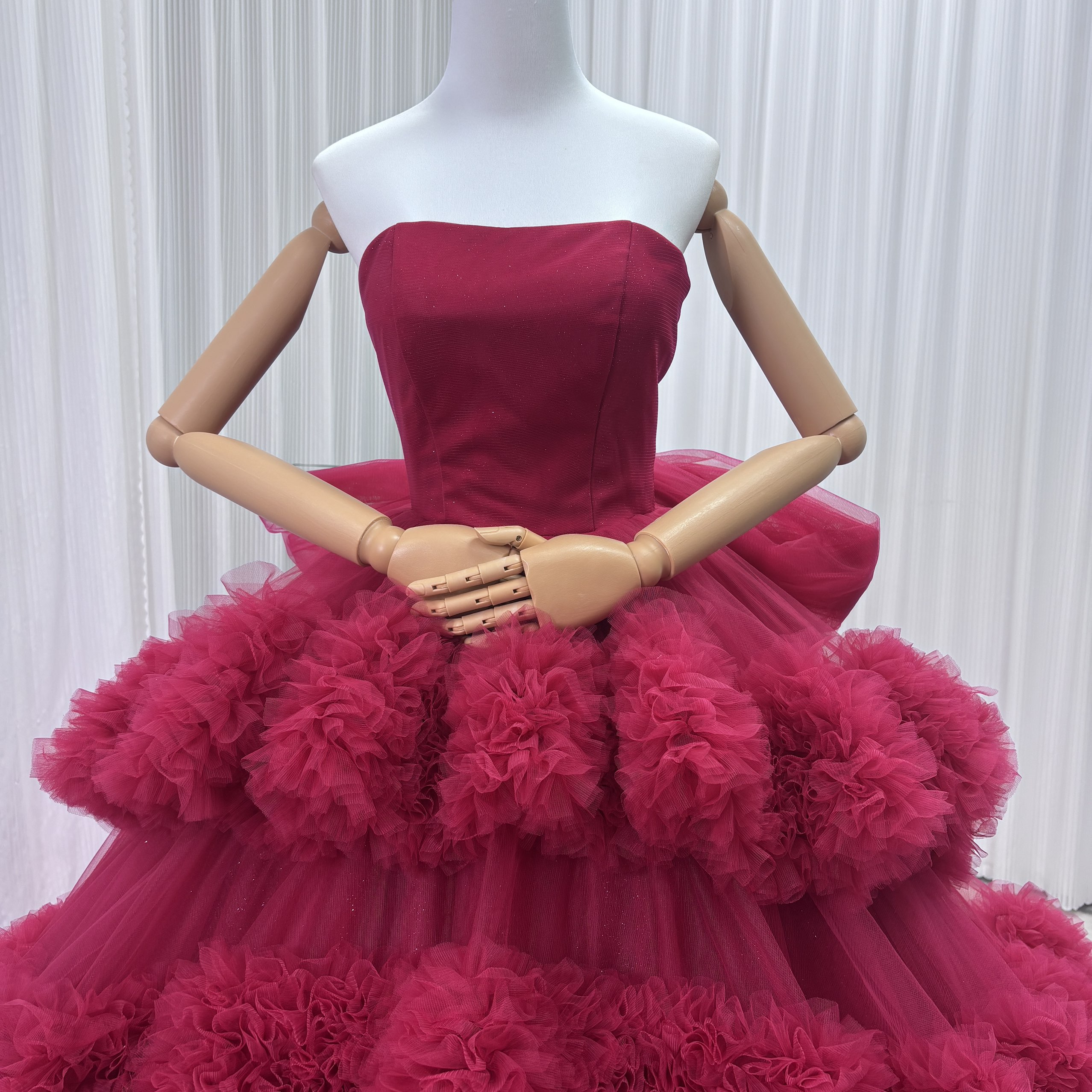 豪華！カラードレス ビビッドピンク ベアトップ ラッフルフリル プリンセスライン デザイン感 ボリュームドレス 花嫁