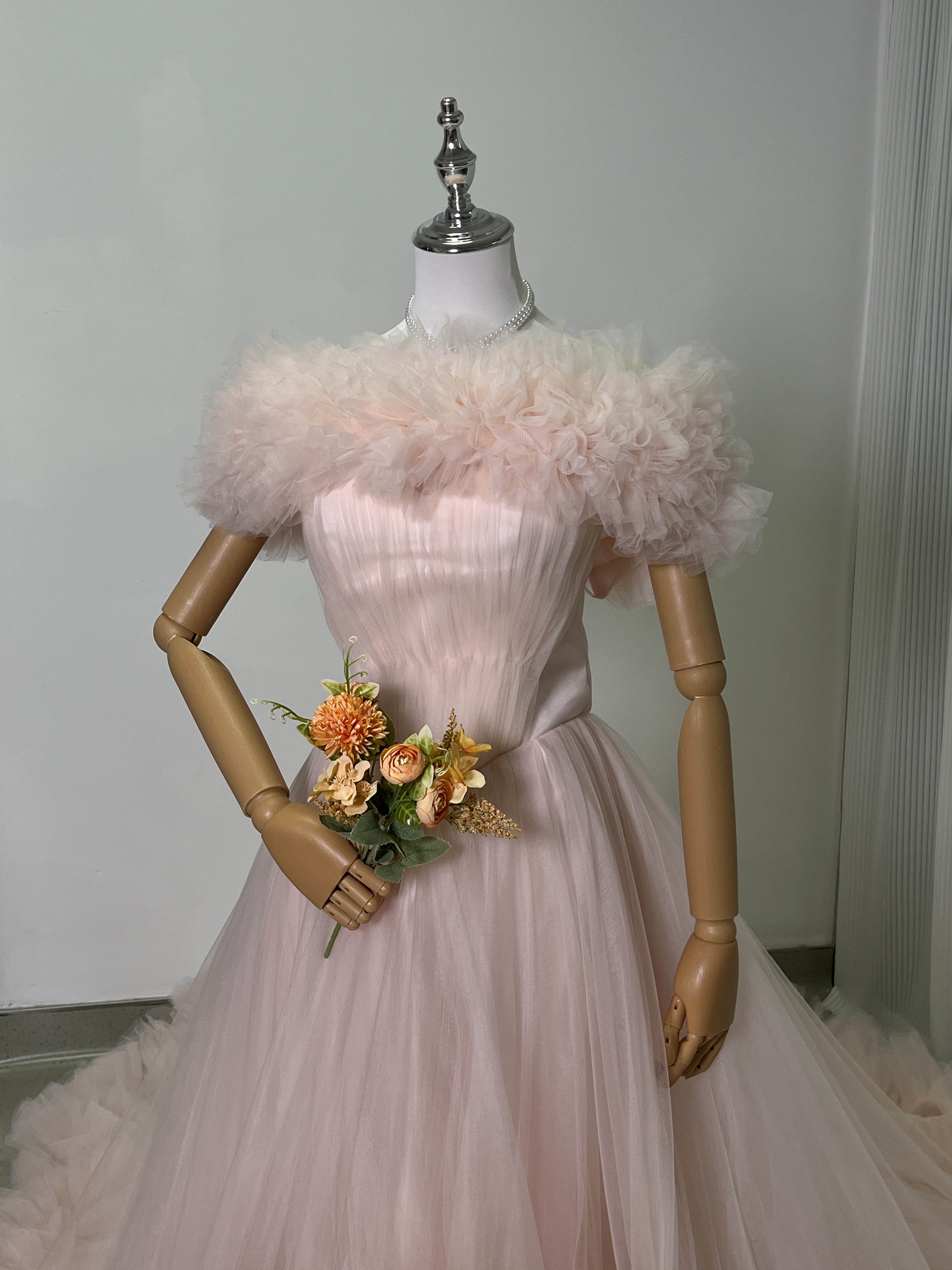 豪華！カラードレス 薄ピンク ラッフルフリル オフショルダー チュールスカート 編み上げ 前撮り