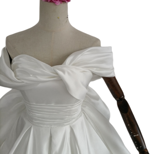 ウエディングドレス デザイン感 プリンセスライン オフショルダー 豪華なバックリボン 結婚式