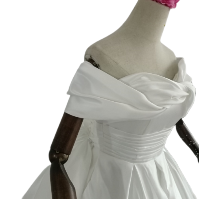 ウエディングドレス デザイン感 プリンセスライン オフショルダー 豪華なバックリボン 結婚式