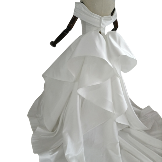 ウエディングドレス デザイン感 プリンセスライン オフショルダー 豪華なバックリボン 結婚式